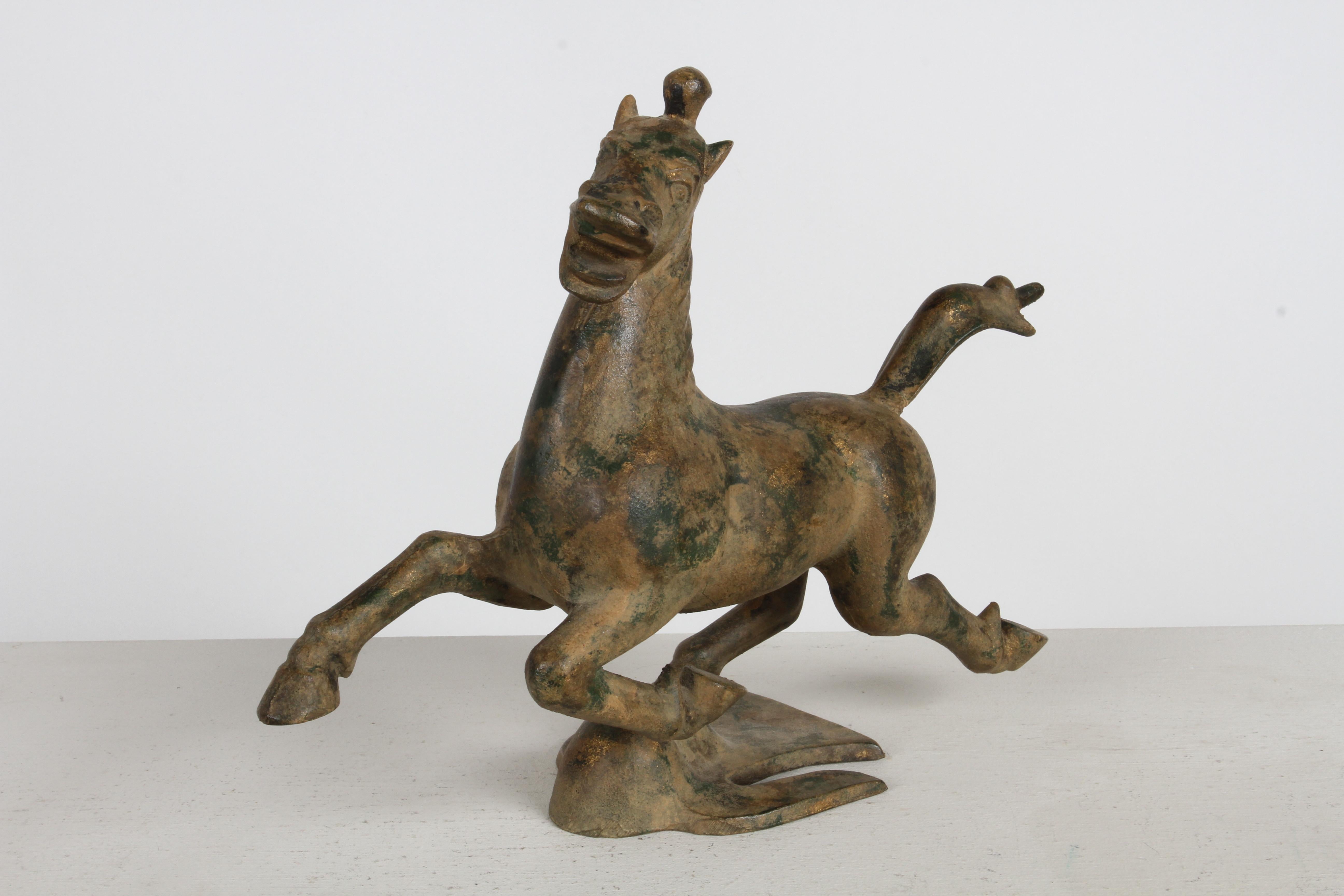 Giapponese Statua d'epoca del Cavallo Volante Cinese del Gansu - Scultura con tracce di foglia d'oro in vendita