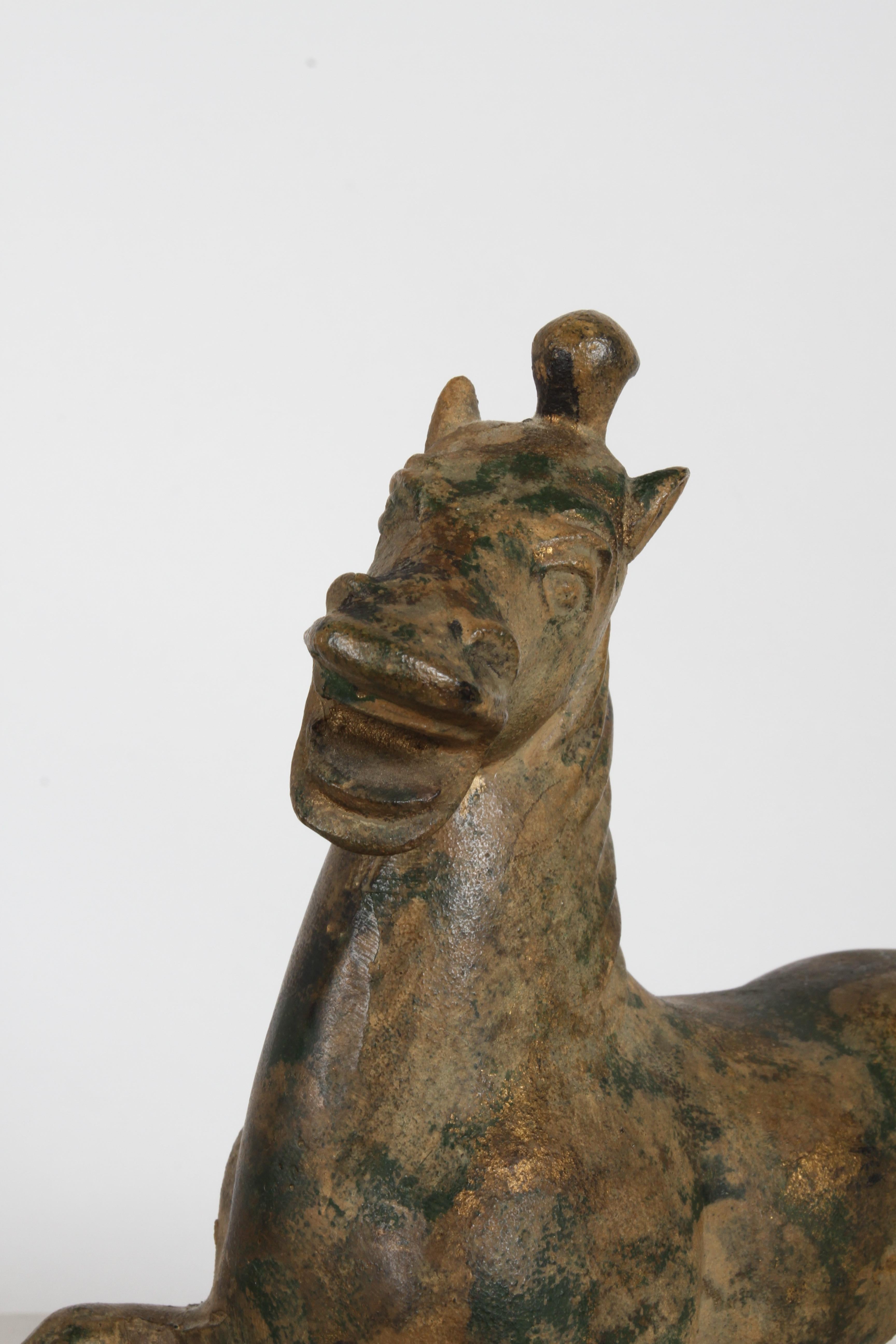 Pittura a freddo Statua d'epoca del Cavallo Volante Cinese del Gansu - Scultura con tracce di foglia d'oro in vendita