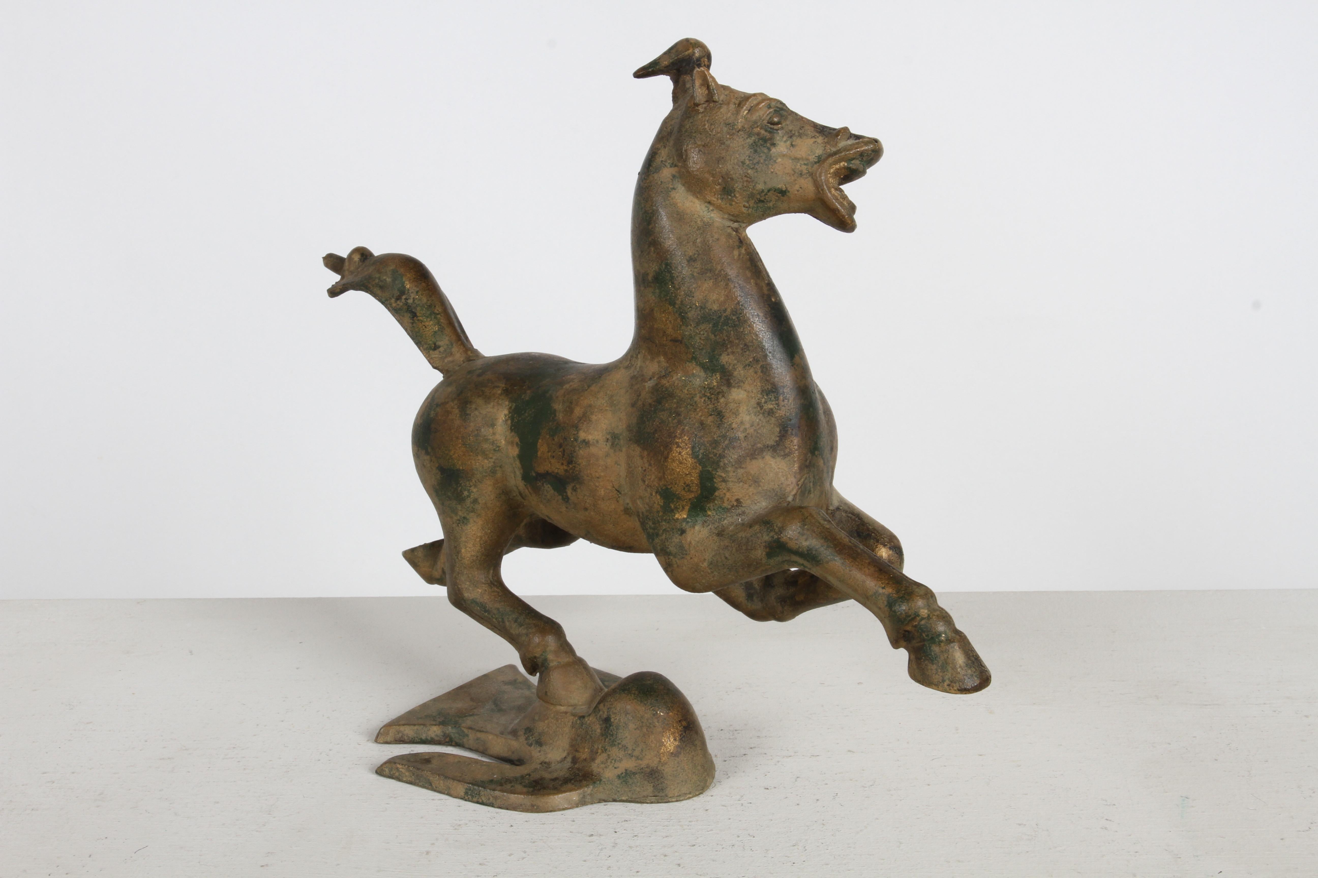 Metà XX secolo Statua d'epoca del Cavallo Volante Cinese del Gansu - Scultura con tracce di foglia d'oro in vendita
