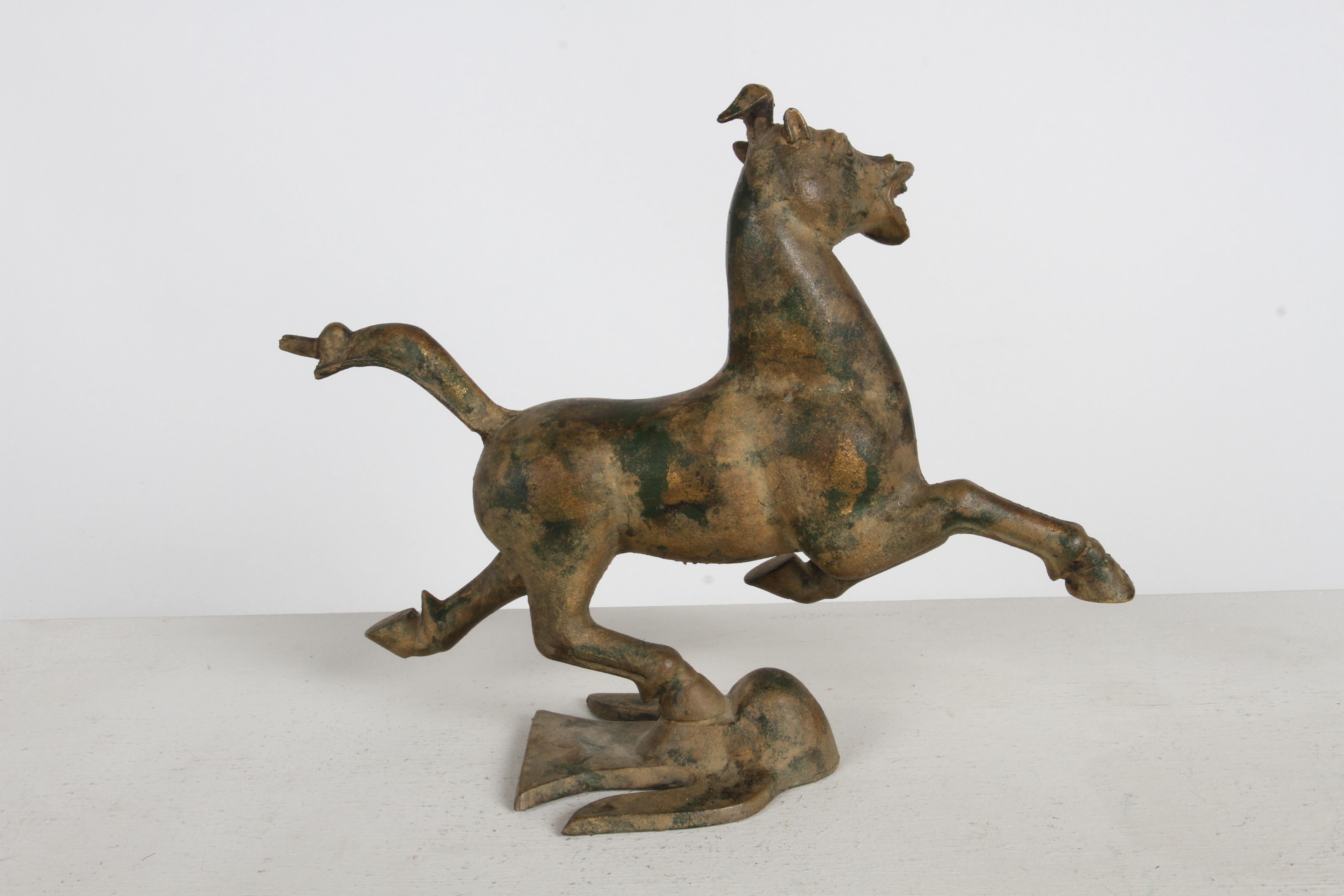 Metallo Statua d'epoca del Cavallo Volante Cinese del Gansu - Scultura con tracce di foglia d'oro in vendita