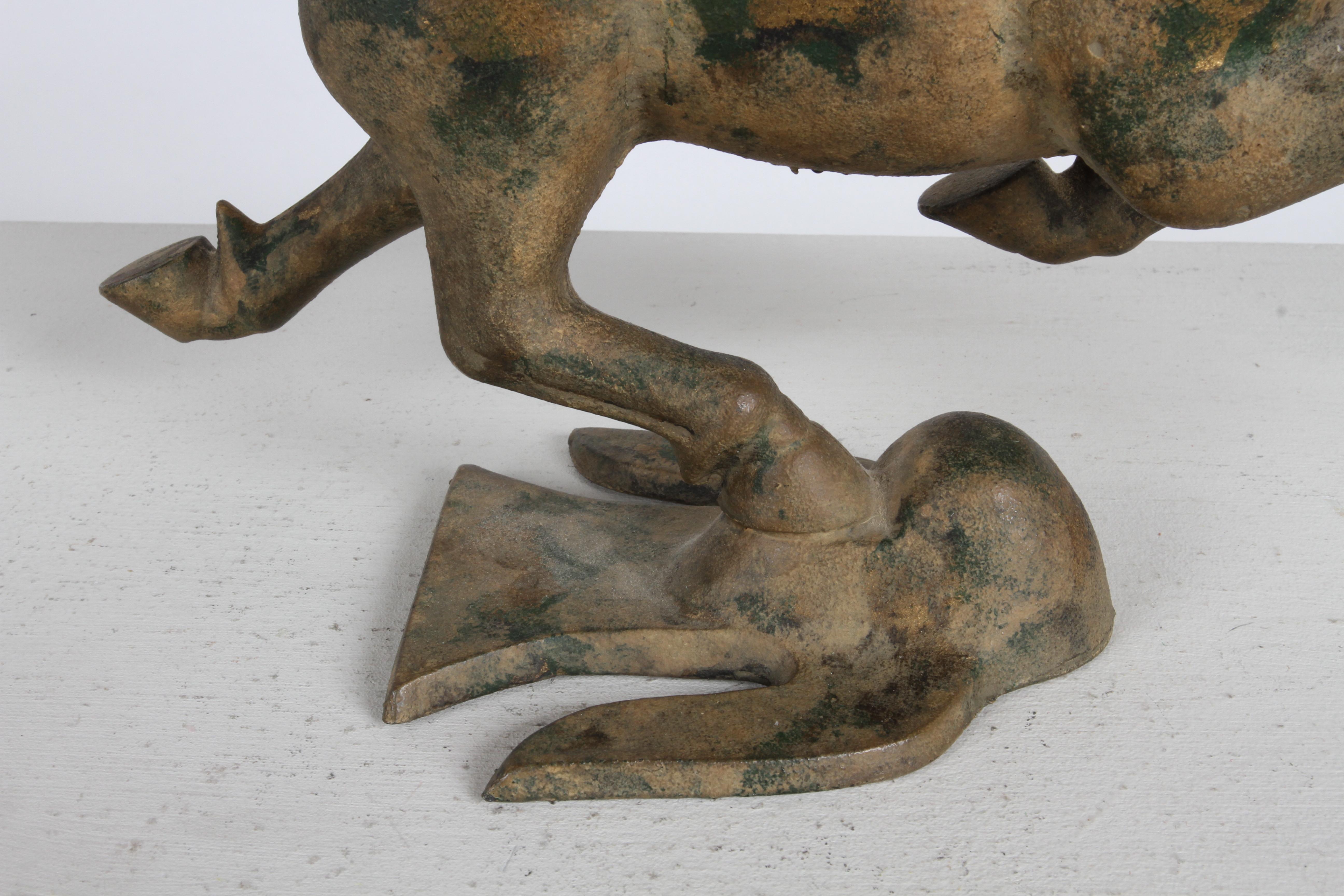 Statua d'epoca del Cavallo Volante Cinese del Gansu - Scultura con tracce di foglia d'oro in vendita 1