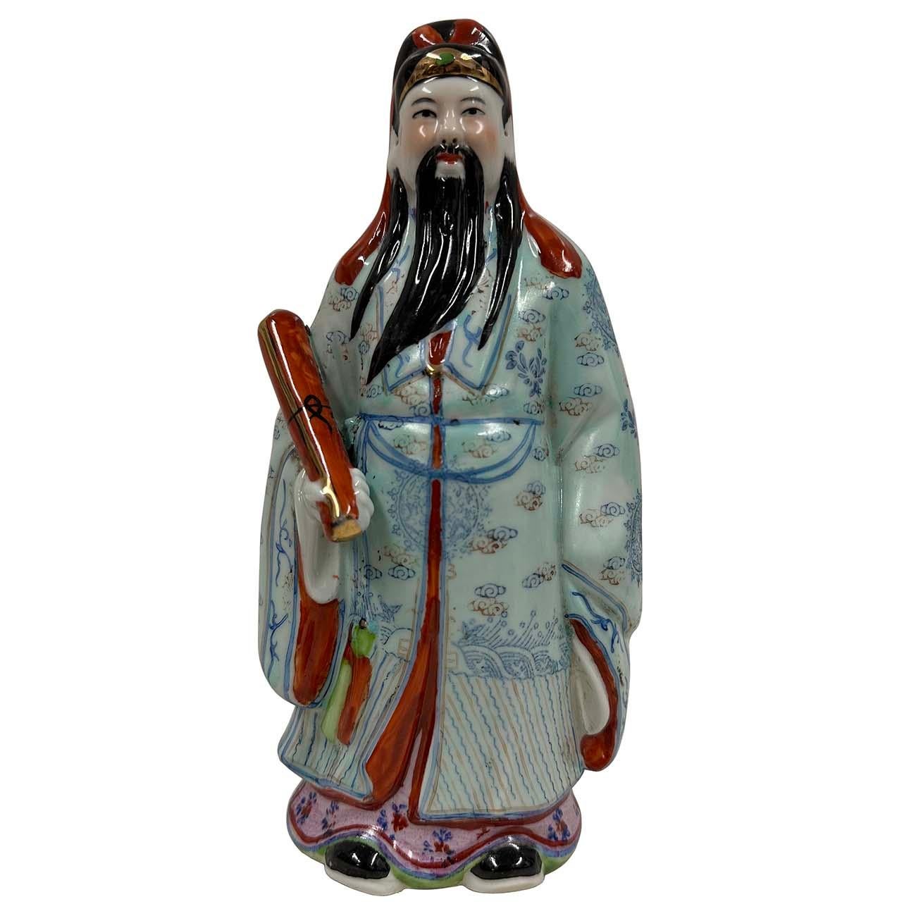 Questo bellissimo set vintage di tre statue di porcellana raffigura le divinità cinesi Fu, Lu, Shou, comunemente note come divinità Fu Lu Shou in cinese popolare. Ogni statua rappresenta una diversa benedizione: Fu per la felicità e la prosperità,