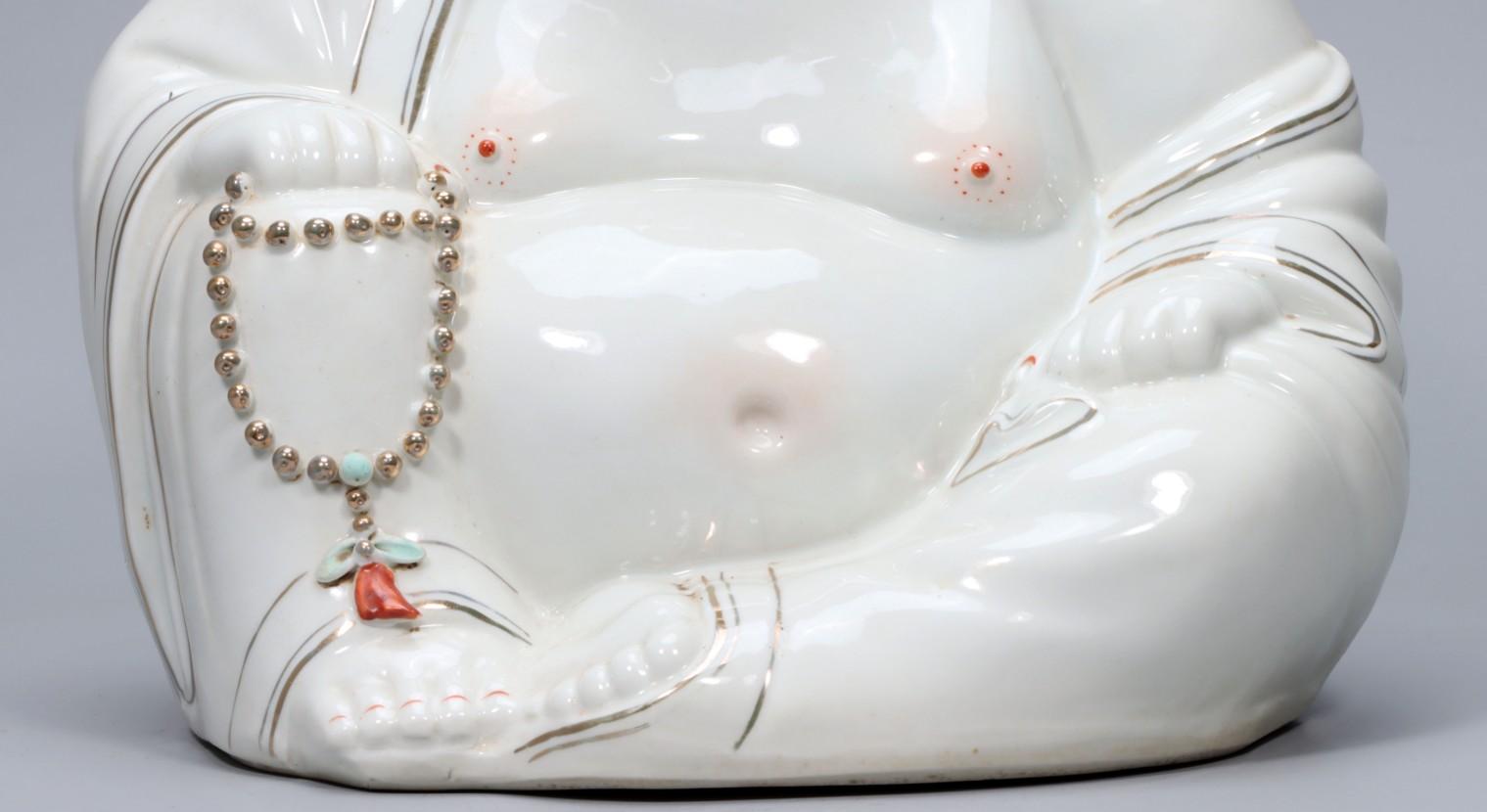Porcelaine Statue chinoise vintage de Bouddha souriant Maitreya dorée marquée Zhu Maoji en vente