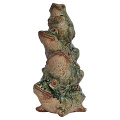 Pile de grenouilles en terre cuite émaillée chinoise d'époque
