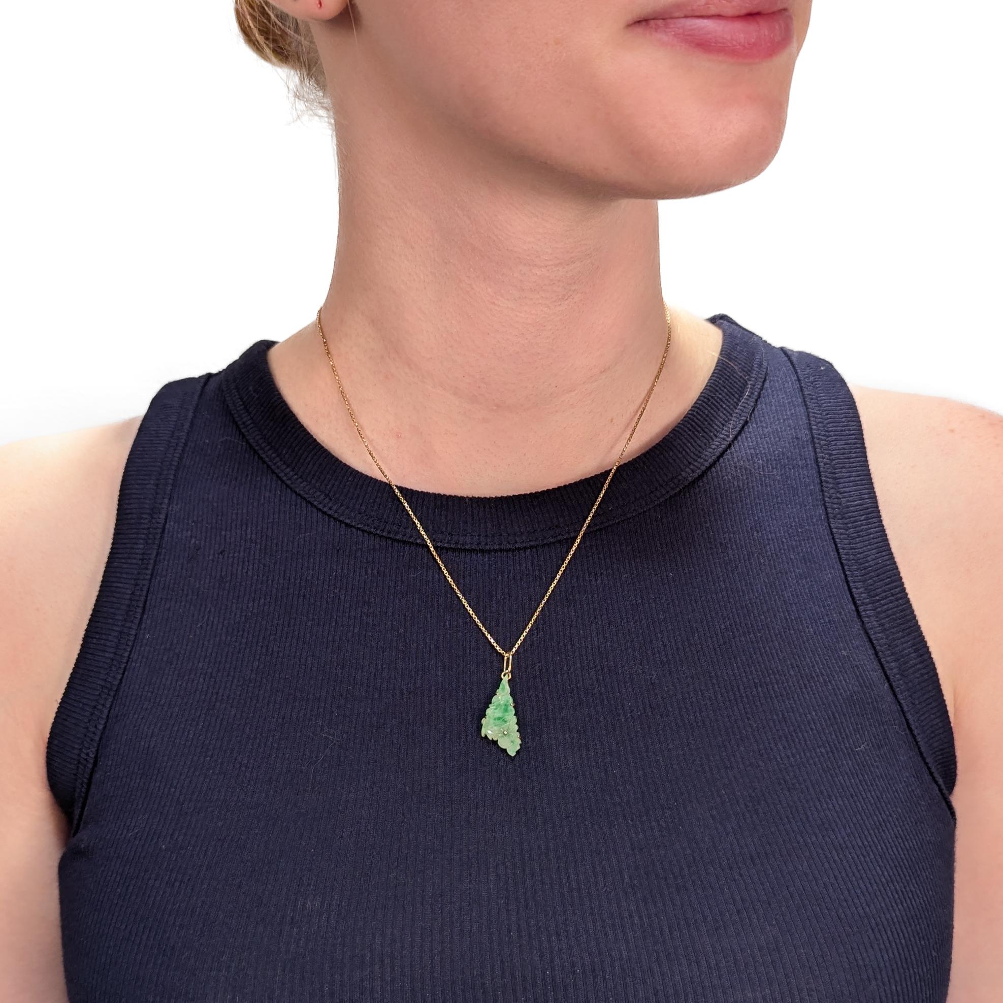 Pendentif chinois ancien en or et jade

En or jaune 14 carats. 

Avec un cabochon plat de forme triangulaire à décor ajouré et sculpté, serti dans une monture en or de forme triangulaire.

Avec un anneau de sécurité et un anneau de saut
