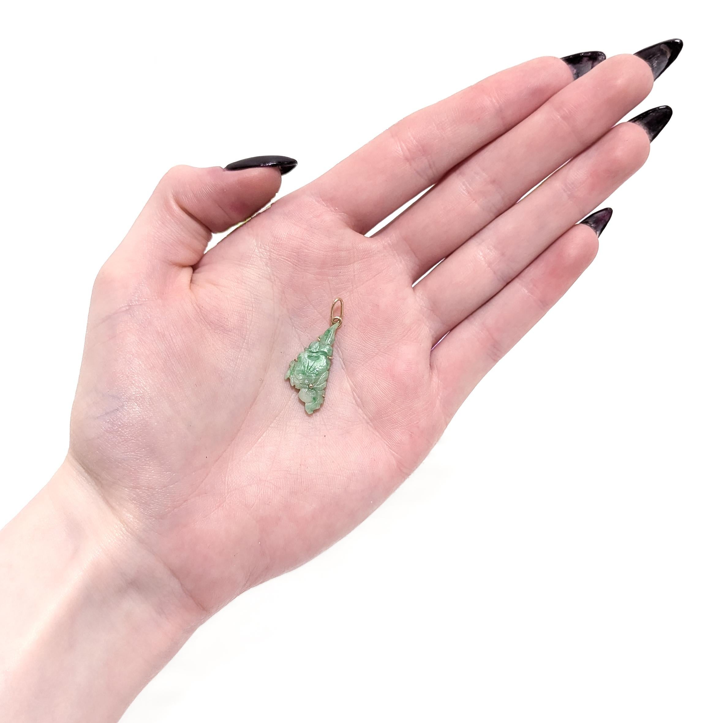 Taille ronde Pendentif ou breloque chinois vintage en or et jade en vente