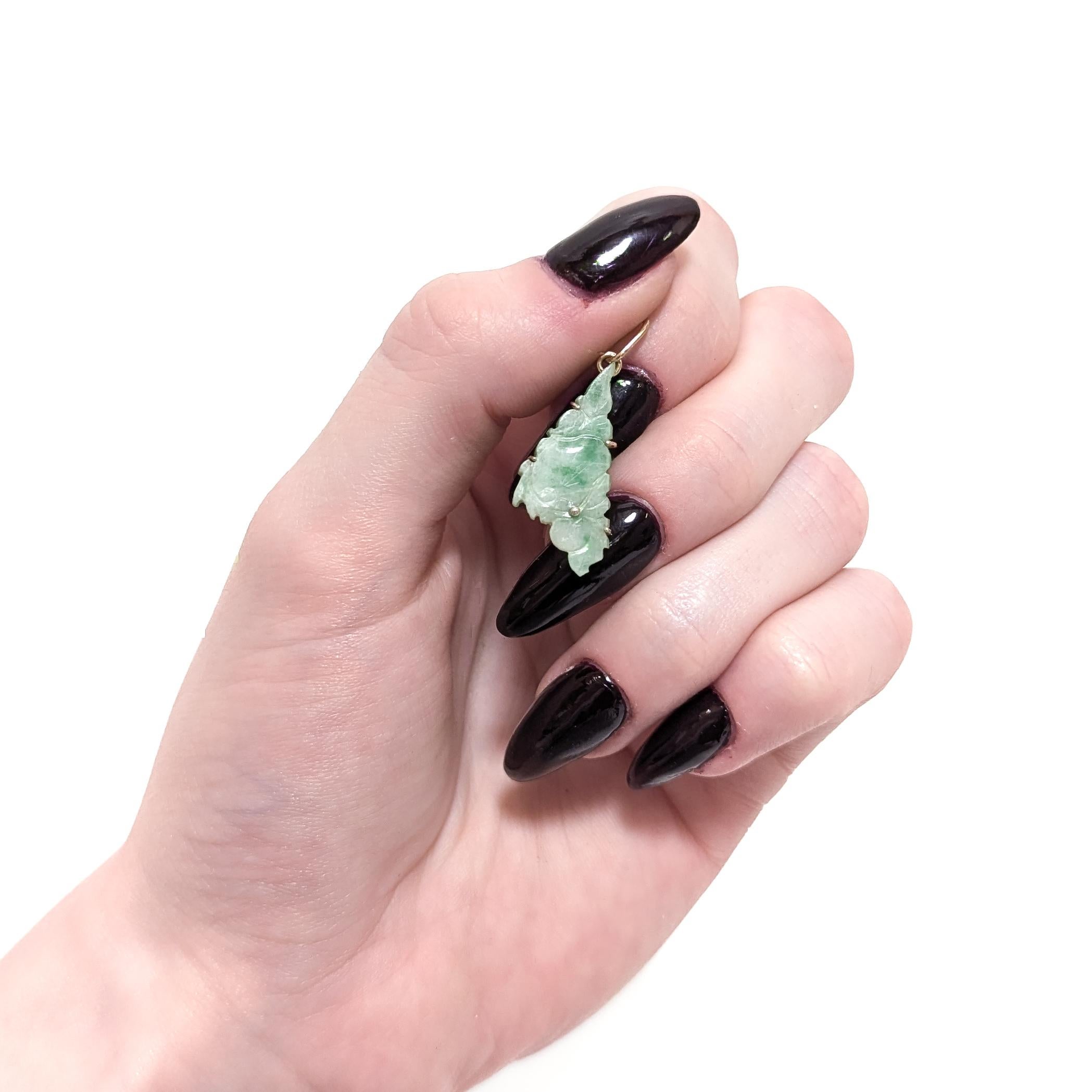 Pendentif ou breloque chinois vintage en or et jade Bon état - En vente à Philadelphia, PA