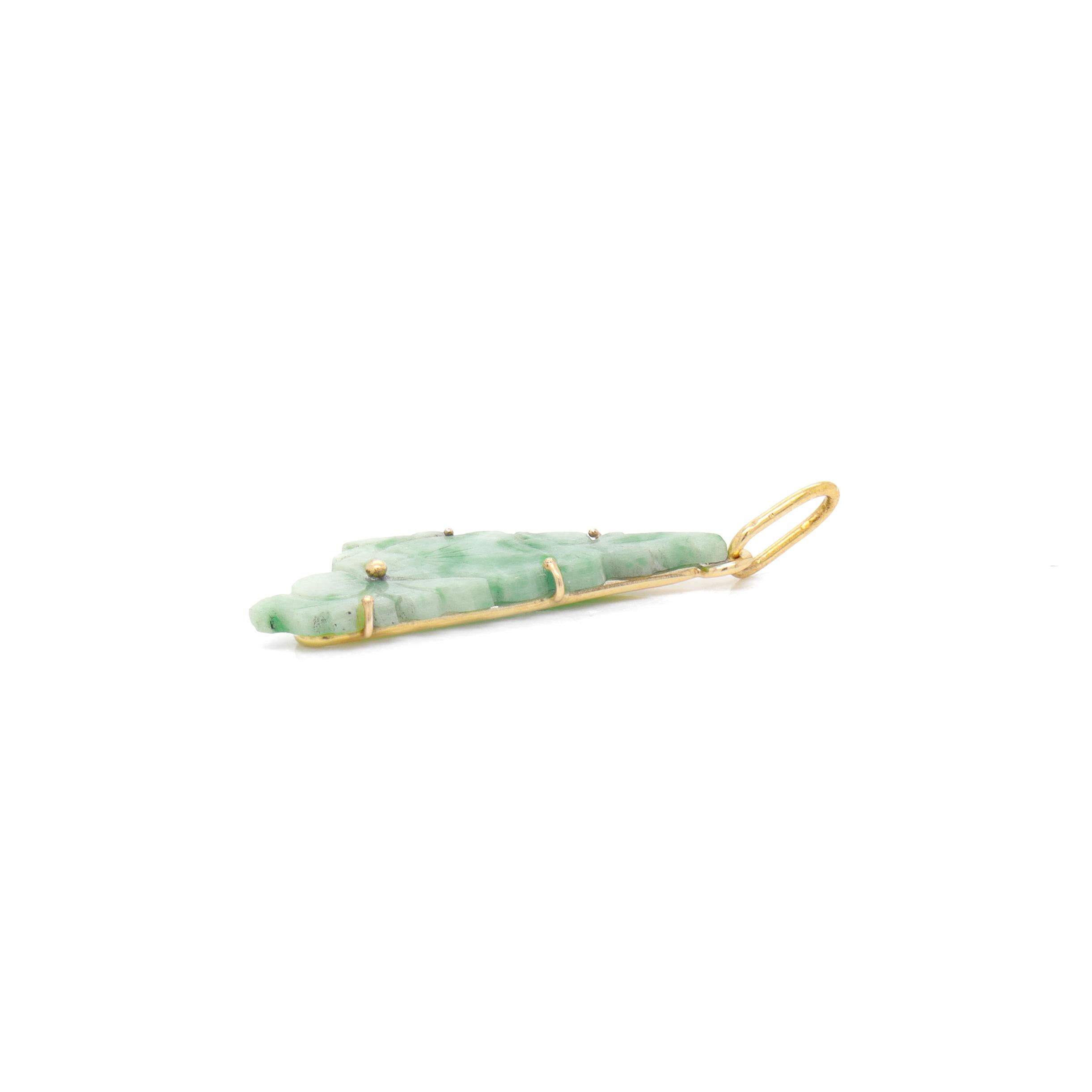 Pendentif ou breloque chinois vintage en or et jade en vente 1