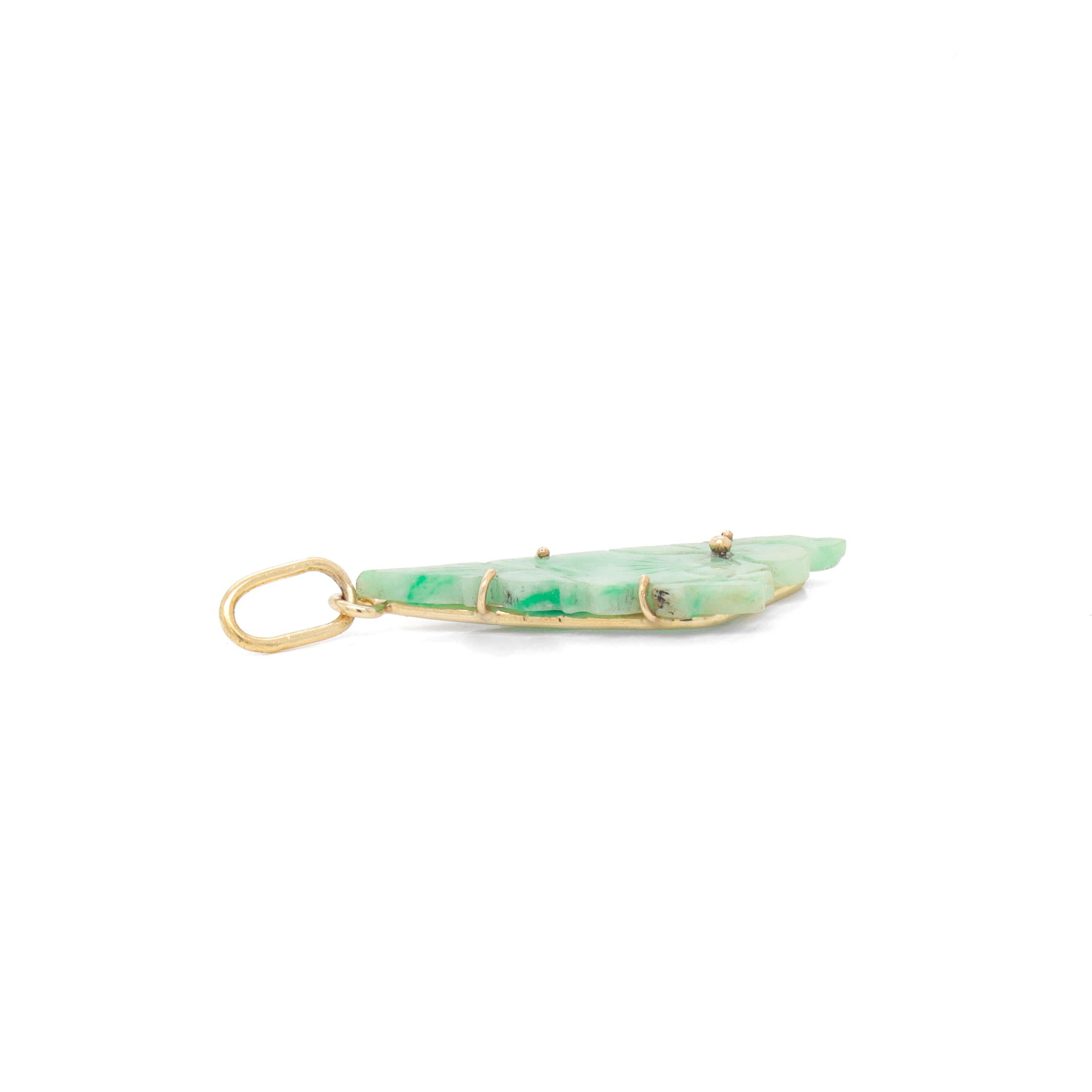 Pendentif ou breloque chinois vintage en or et jade en vente 3