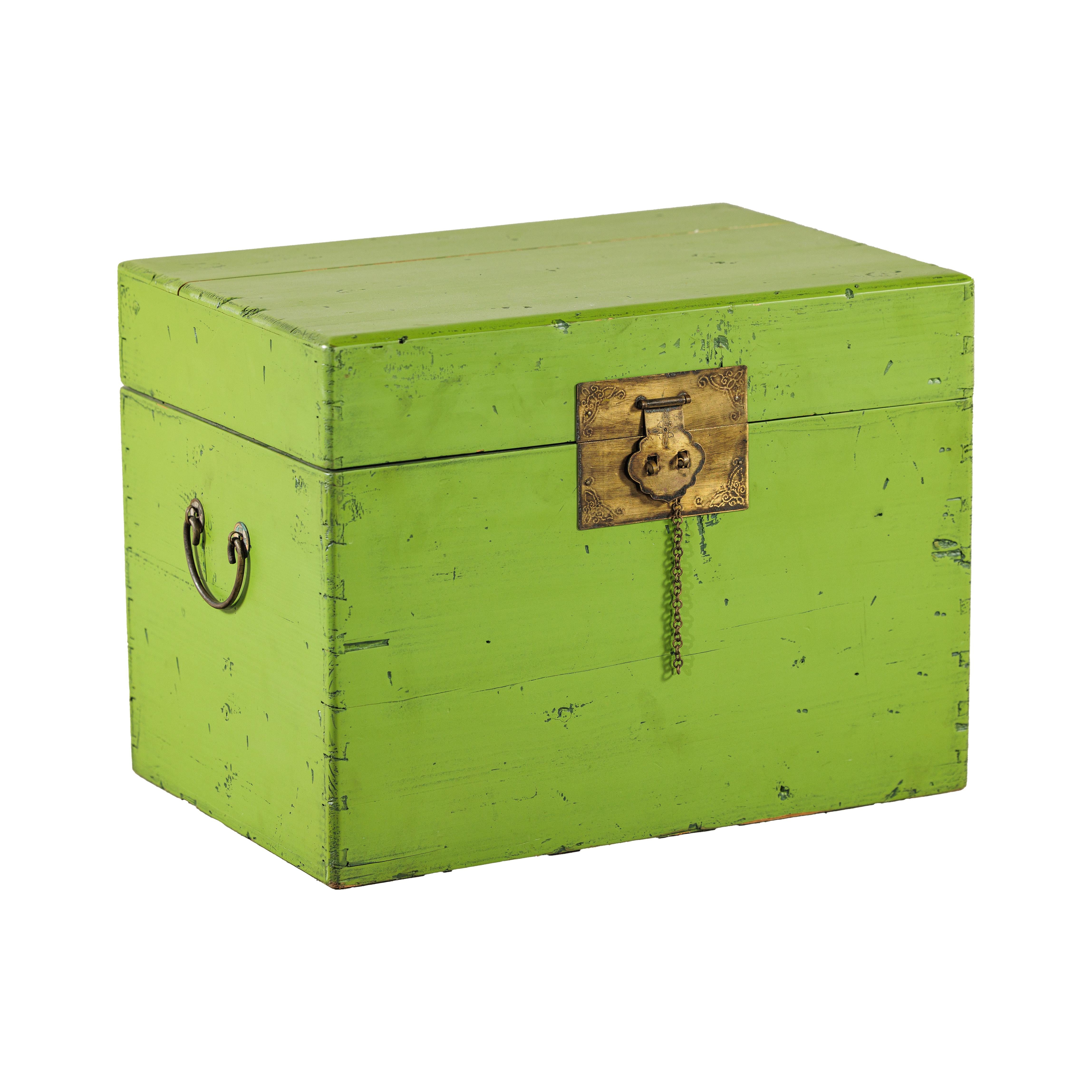 Malle vintage chinoise laquée vert avec quincaillerie en laiton en vente 3
