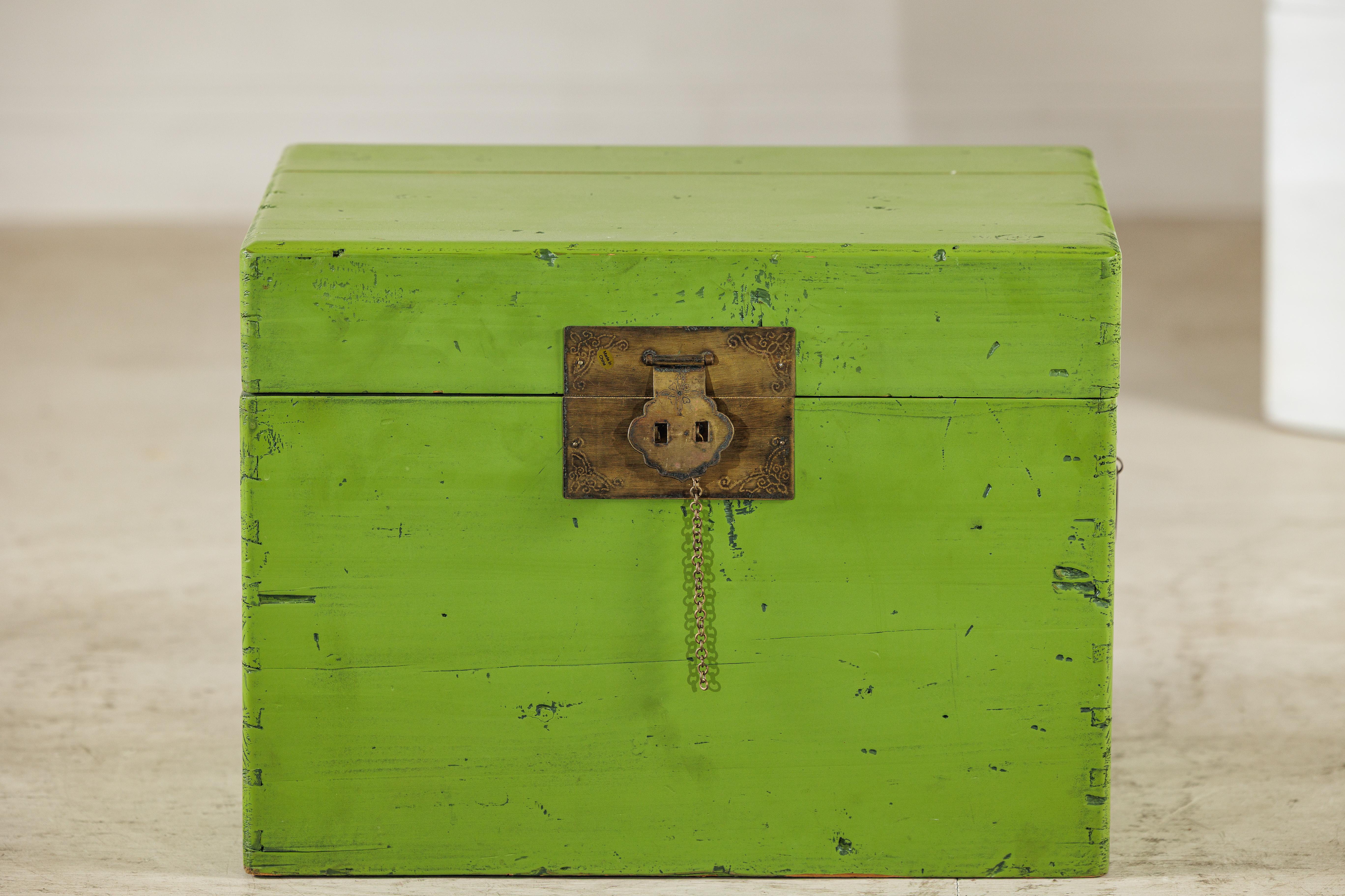 Chinois Malle vintage chinoise laquée vert avec quincaillerie en laiton en vente