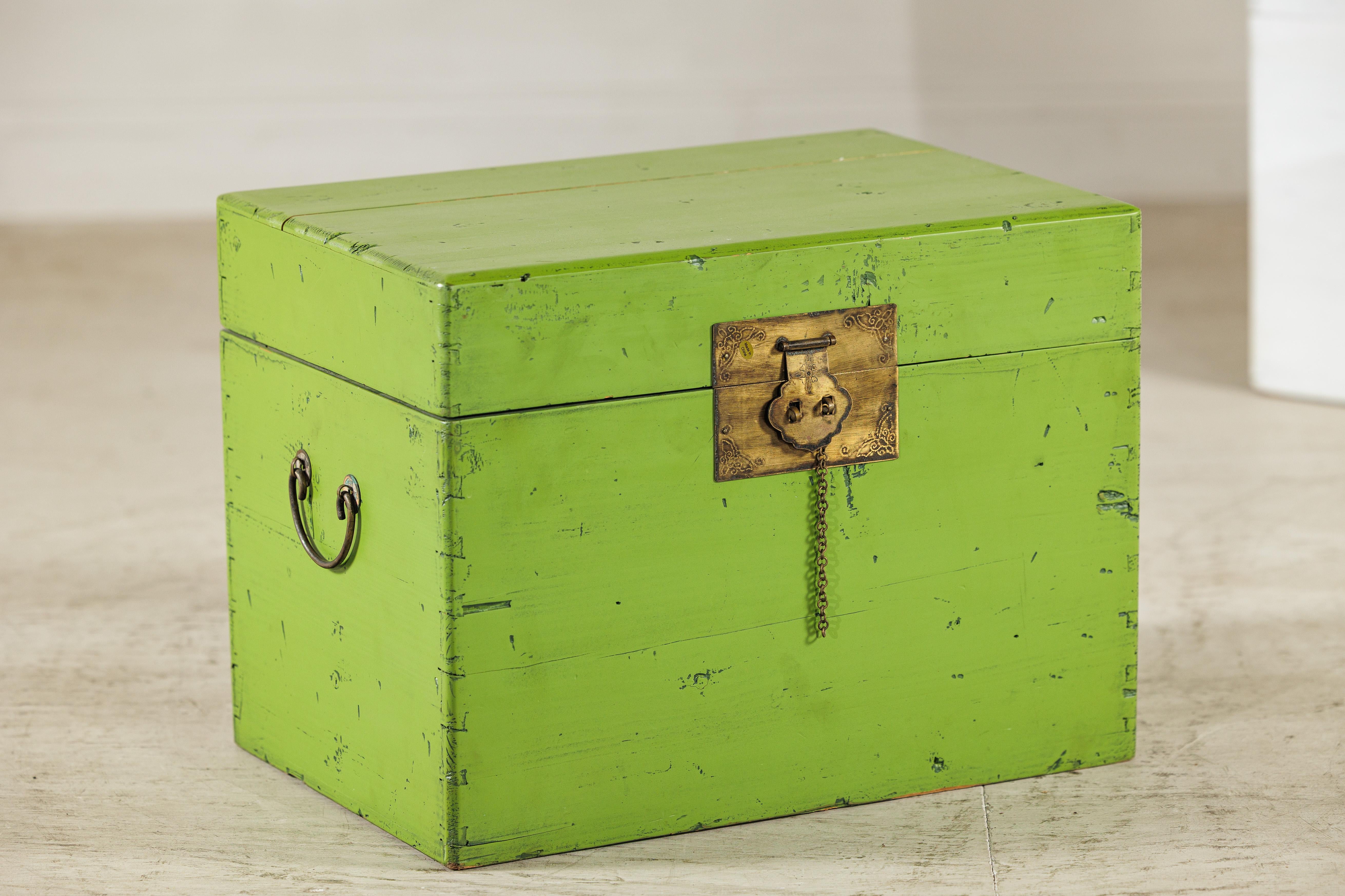 Laqué Malle vintage chinoise laquée vert avec quincaillerie en laiton en vente