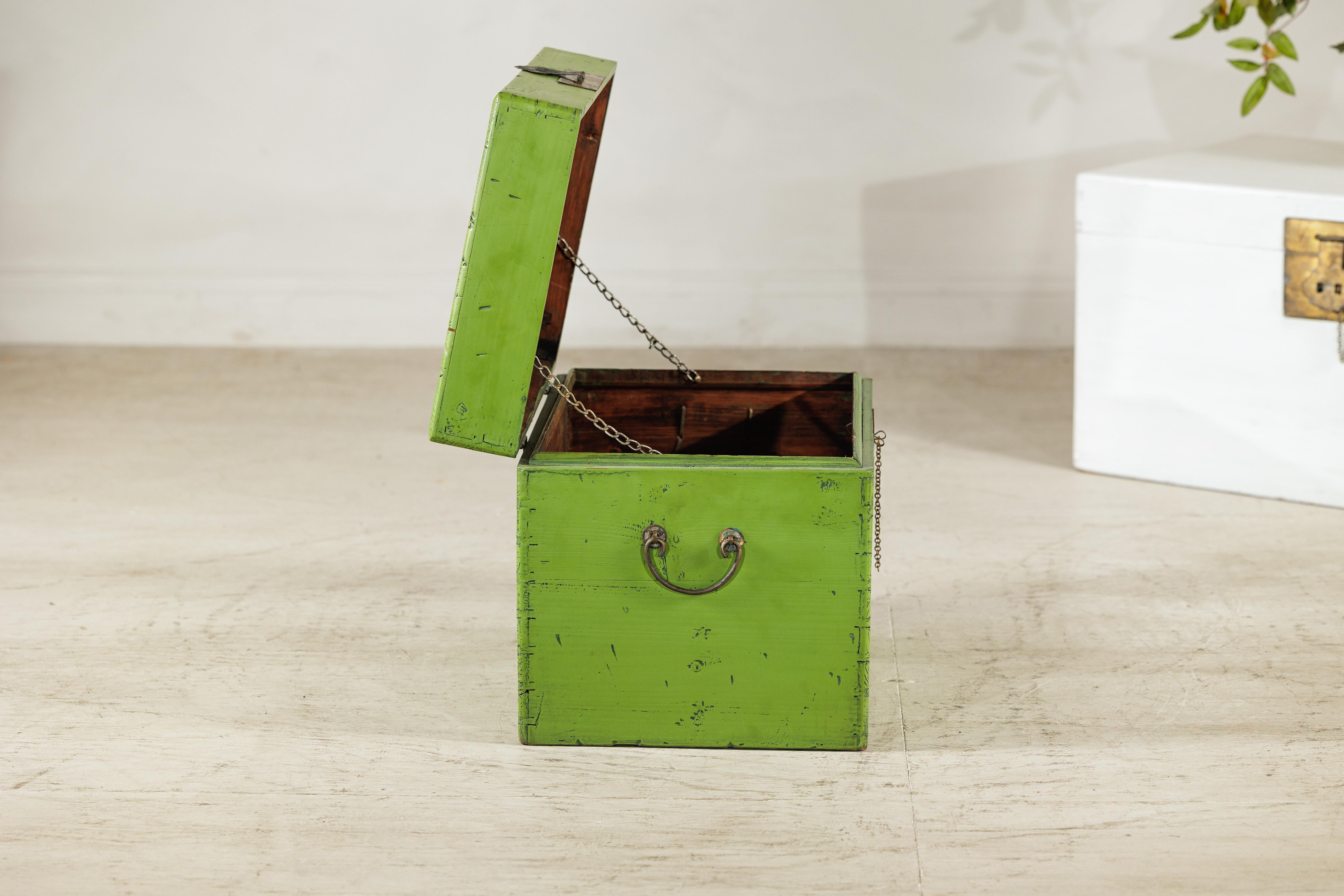 20ième siècle Malle vintage chinoise laquée vert avec quincaillerie en laiton en vente