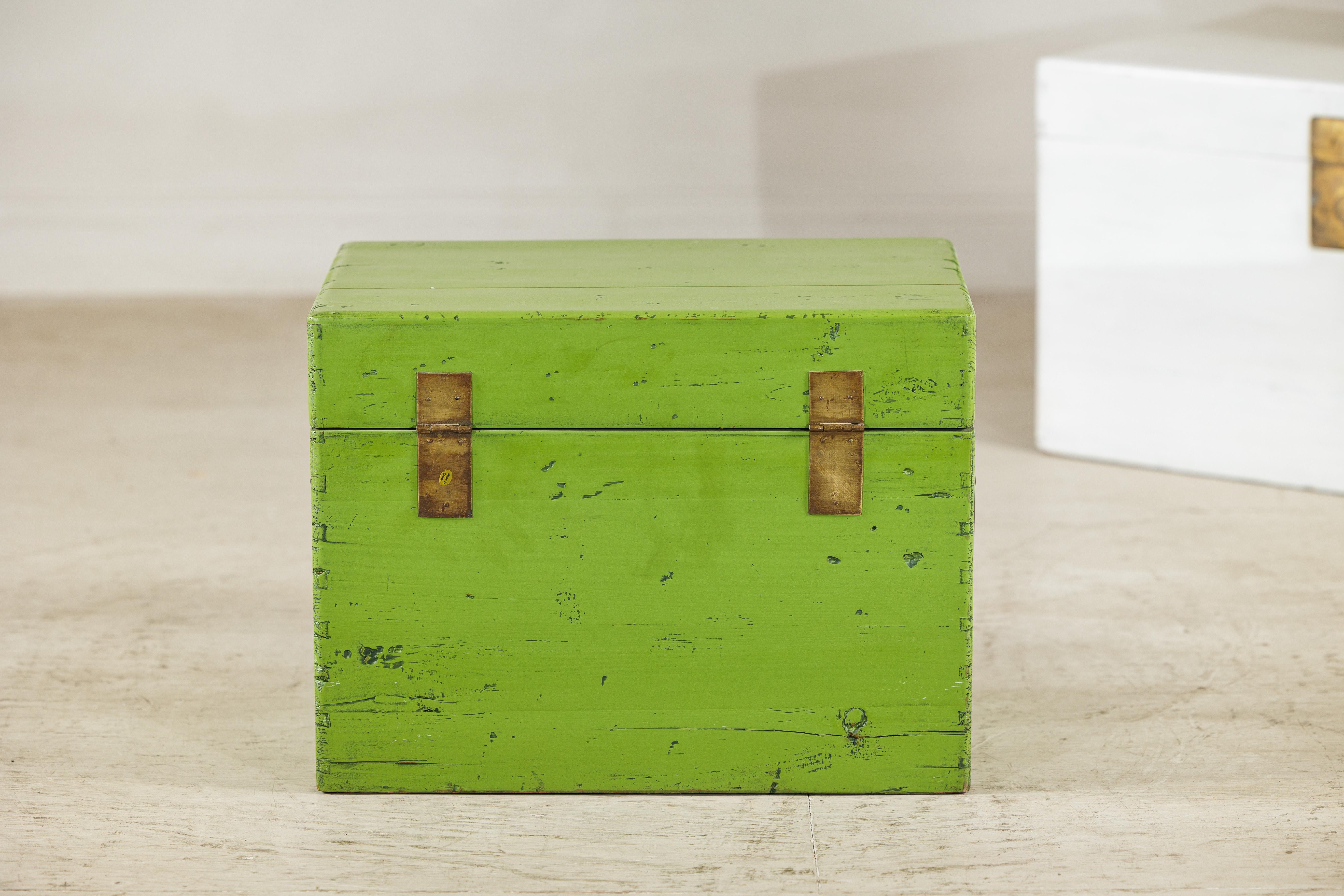 Laiton Malle vintage chinoise laquée vert avec quincaillerie en laiton en vente