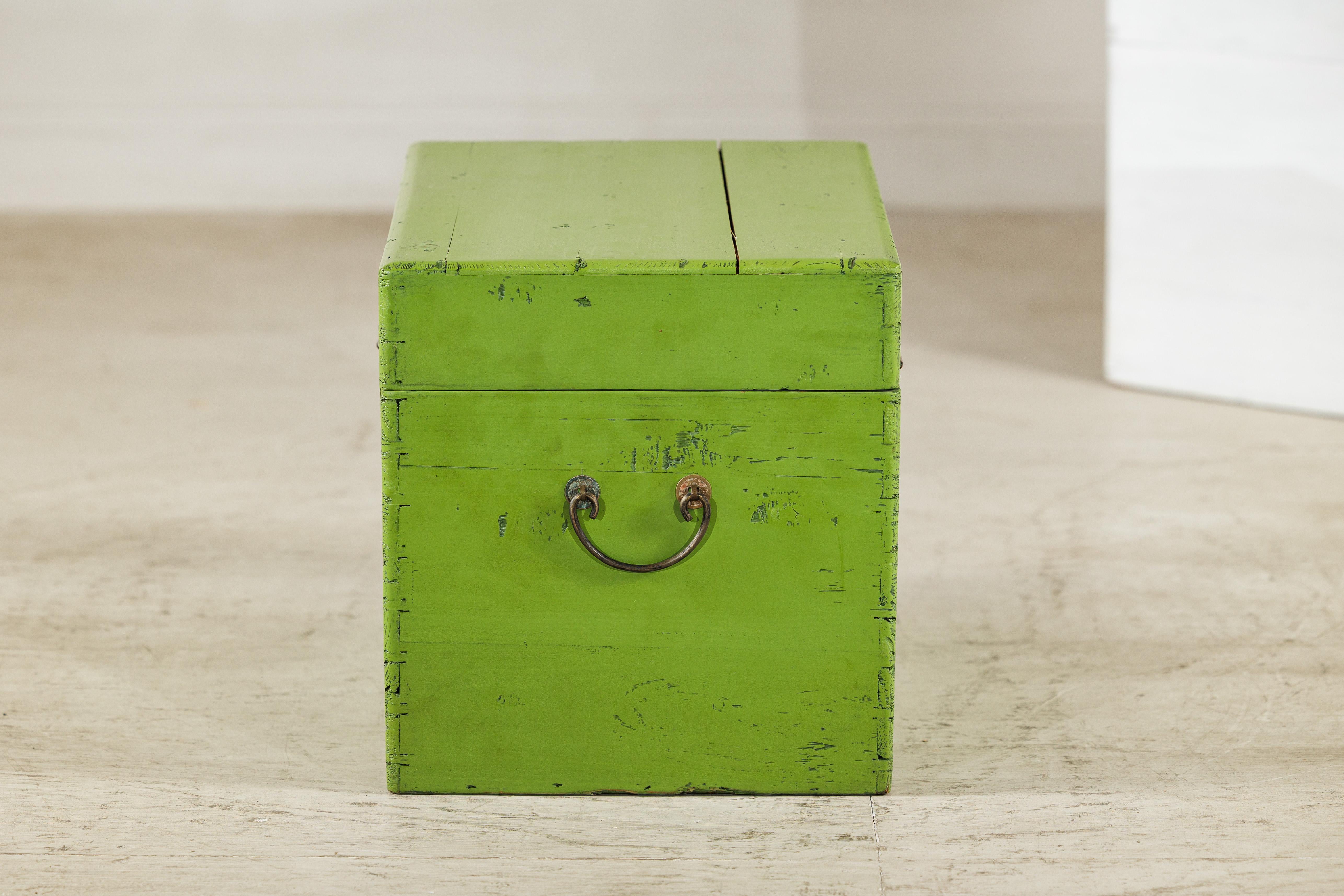 Malle vintage chinoise laquée vert avec quincaillerie en laiton en vente 1
