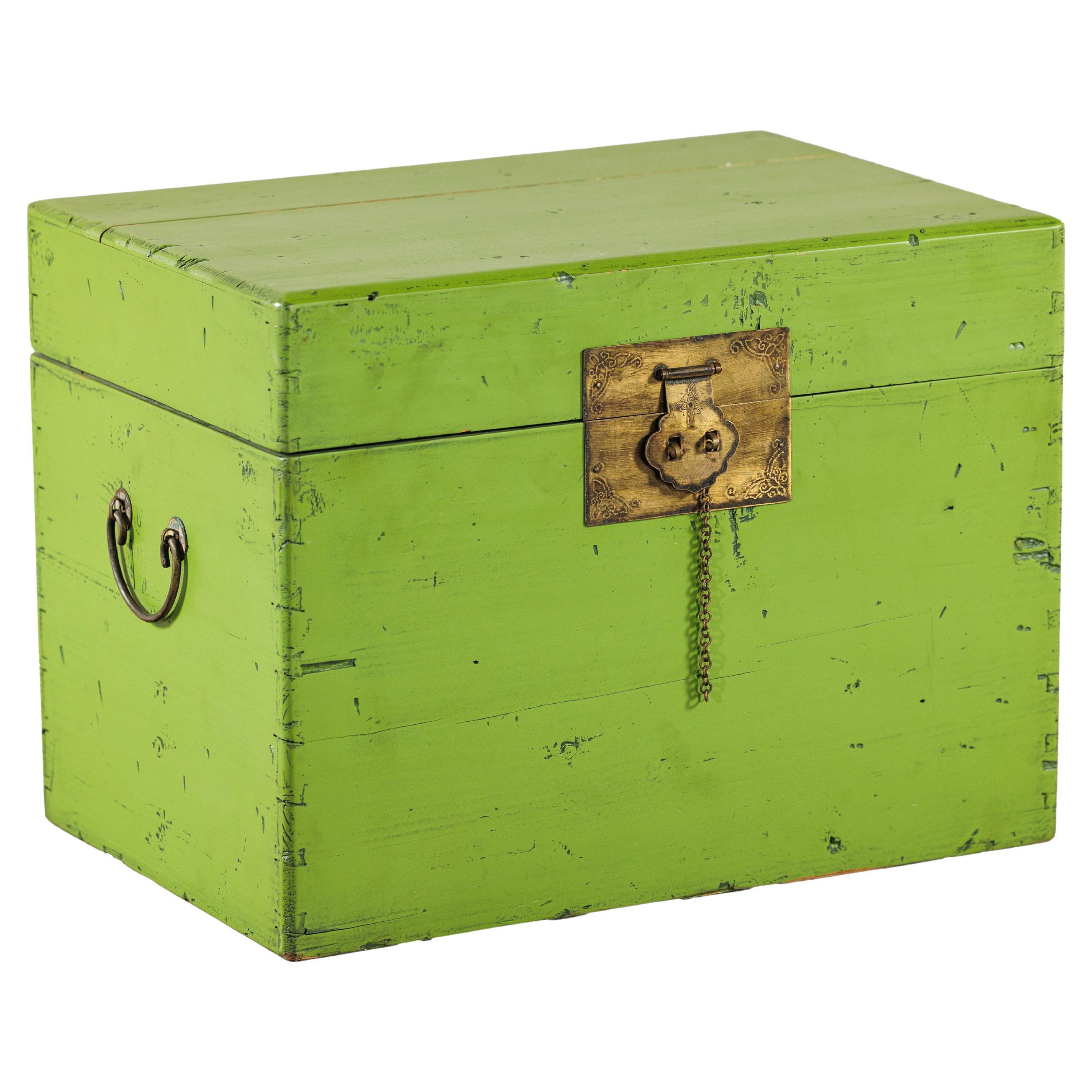 Malle vintage chinoise laquée vert avec quincaillerie en laiton