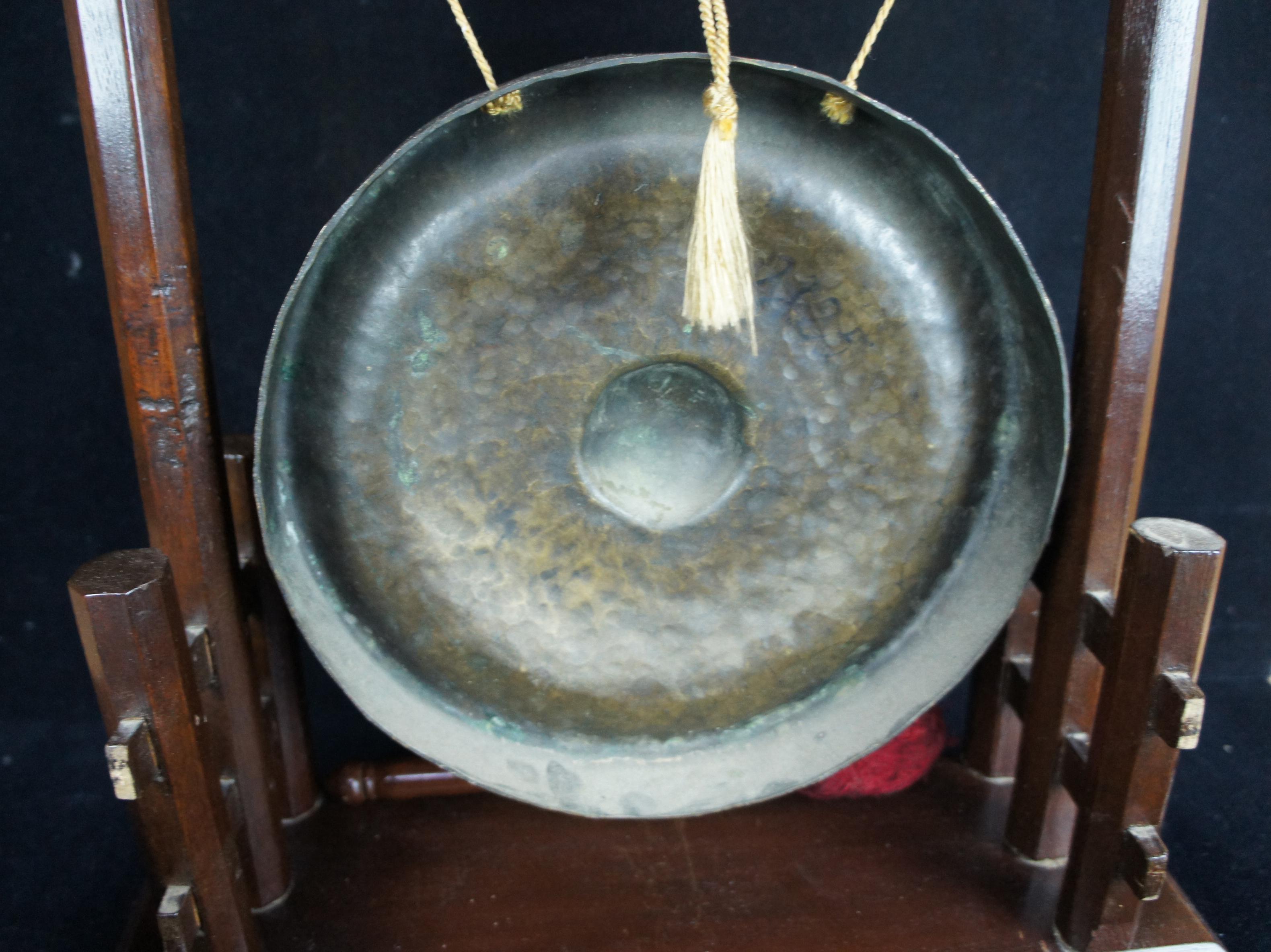 Vintage Chinese Hammered Bronze Table Mantel Gong Dinner Bell w Stand & Mallet In Good Condition In Dayton, OH