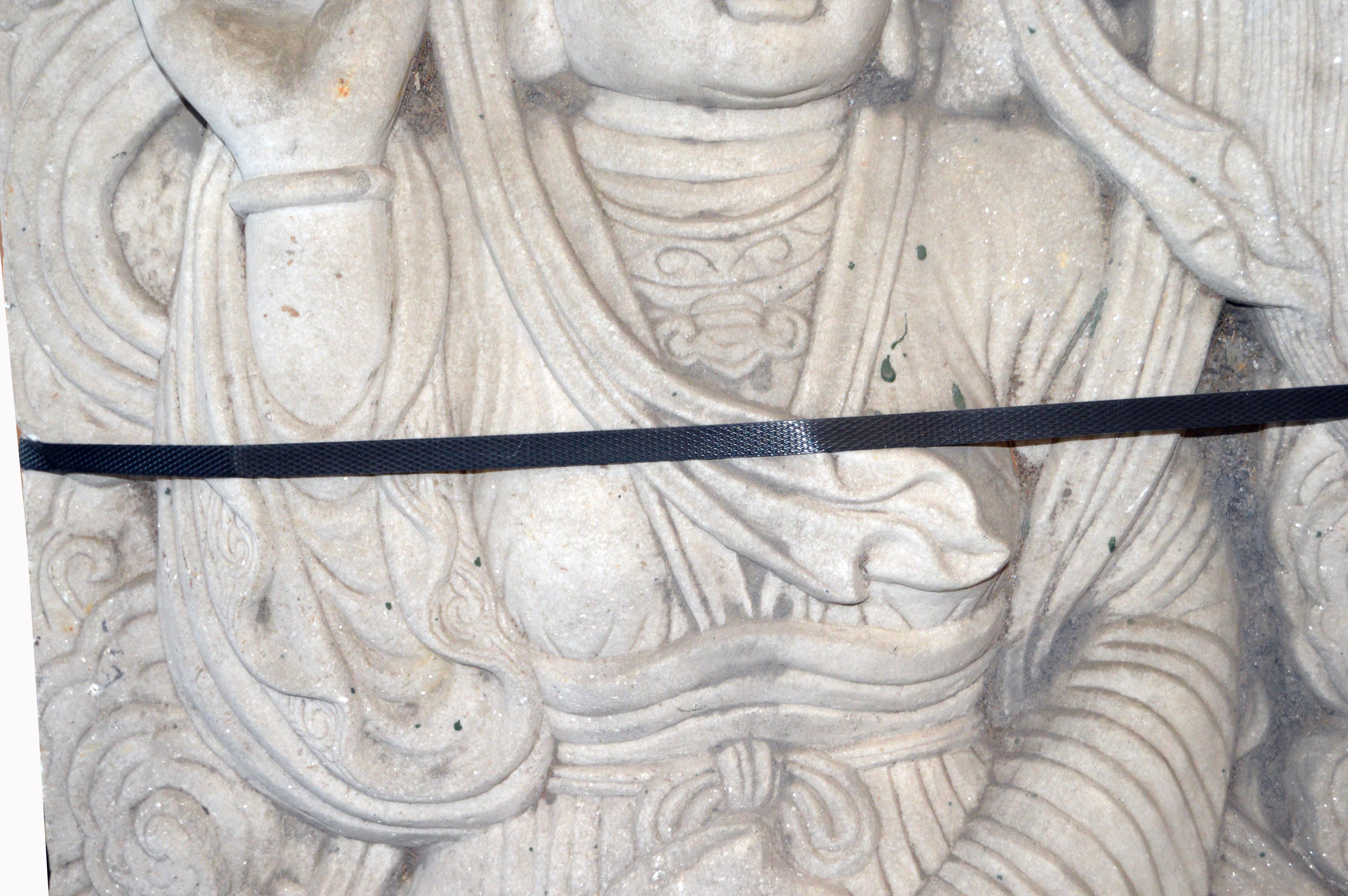 Chinesische handgeschnitzte Tempelskulptur eines Bodhisattva aus weißem Stein, Chinesisch (Handgeschnitzt) im Angebot
