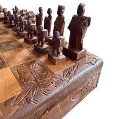 Vintage-Schachspiel aus China mit handgeschnitzten Holzfiguren und klappbarem Spielbrett