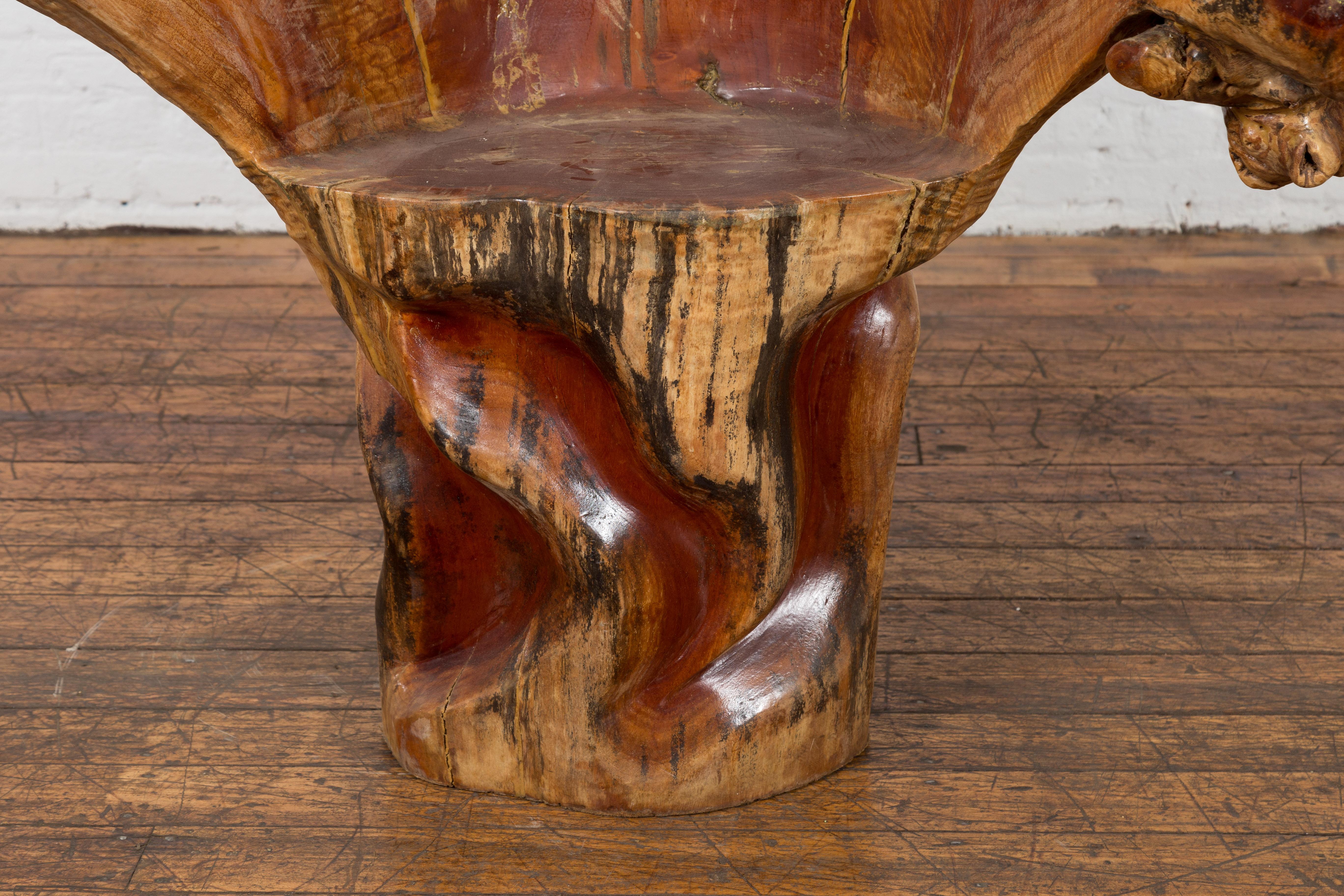 Sculpté Chaise de campagne chinoise vintage en bois de racine fabriquée à la main avec vernis léger en vente