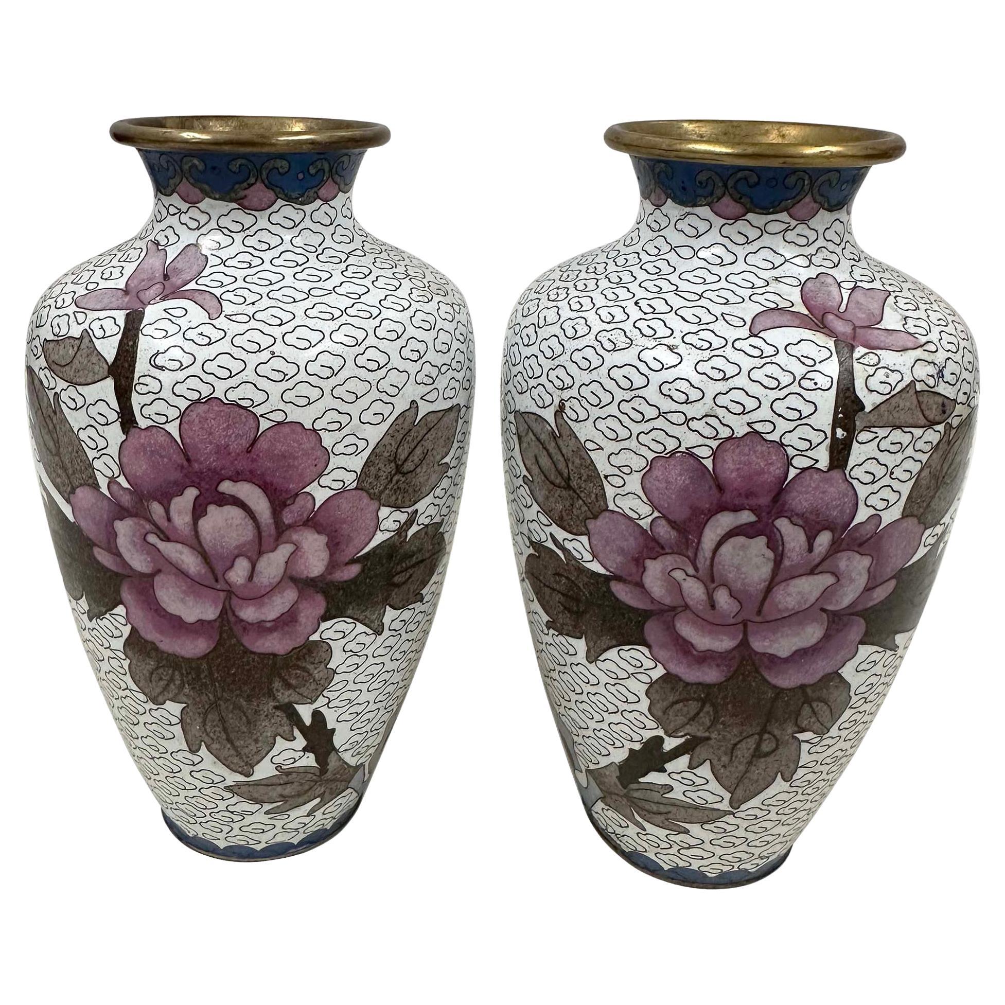 Vasi cinesi d
epoca realizzati a mano in cloisonne - una coppia in vendita