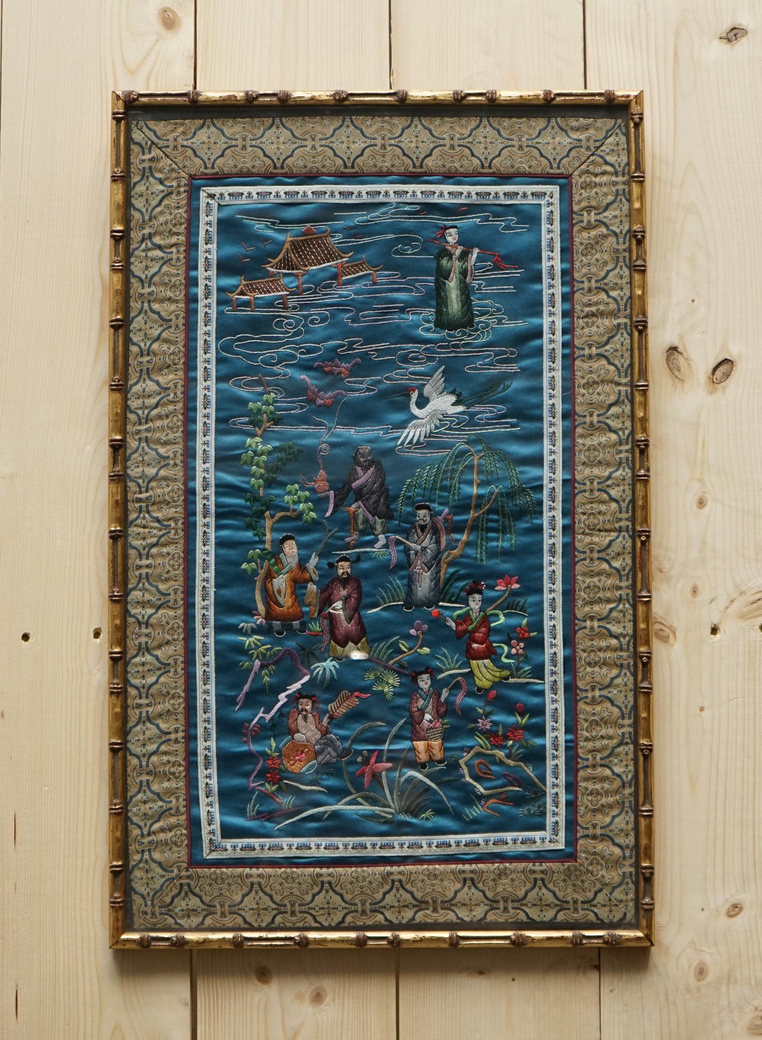 
Nous sommes ravis d'offrir à la vente ce panneau de tapisserie en soie brodée à la main dans un cadre en faux bambou doré.

Veuillez examiner attentivement les photos pour vous rendre compte de leur état avant d'acheter, car elles font partie de la