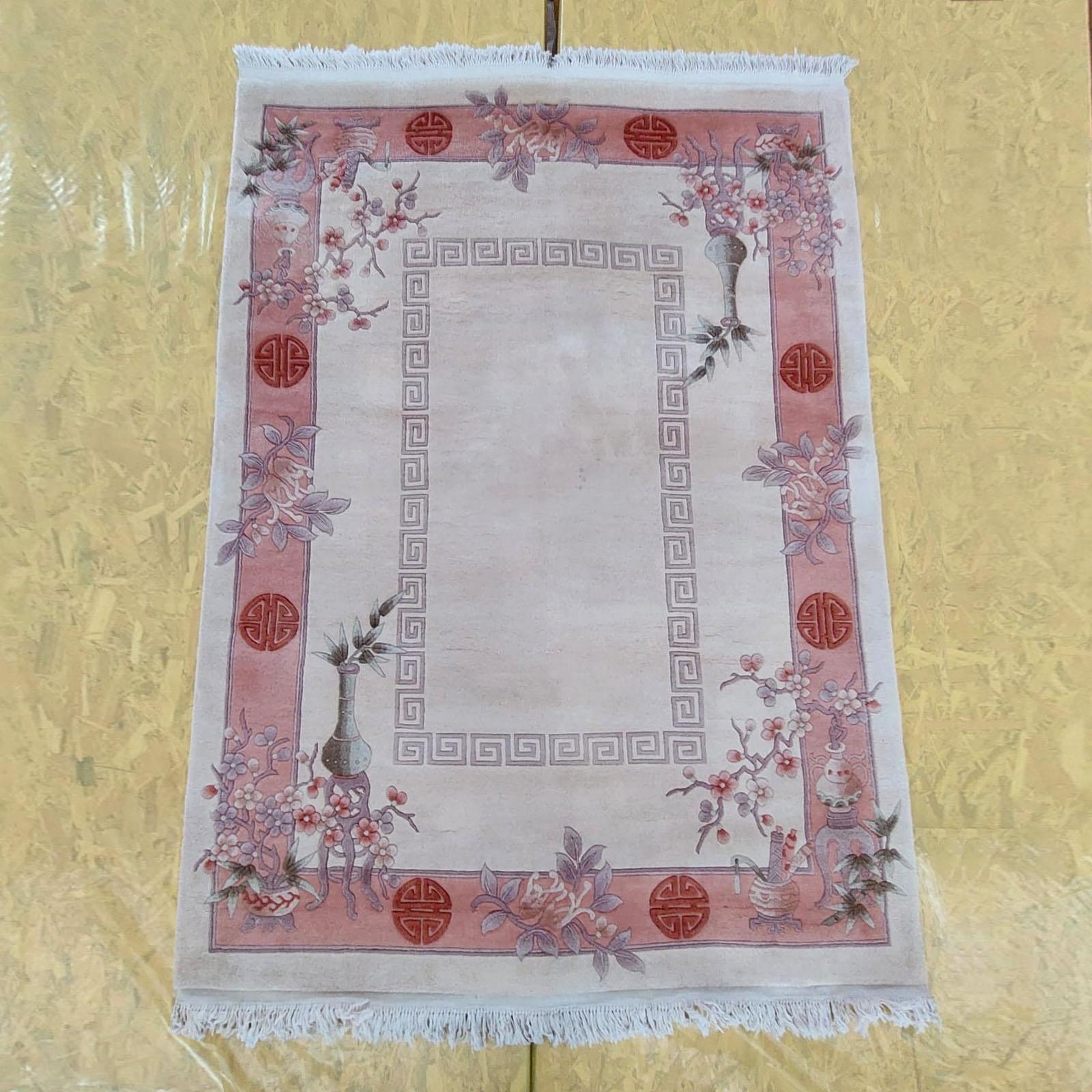 Alfombra china vintage de lana anudada a mano con flores de cerezo y decoración de bambú Chinoiserie en venta