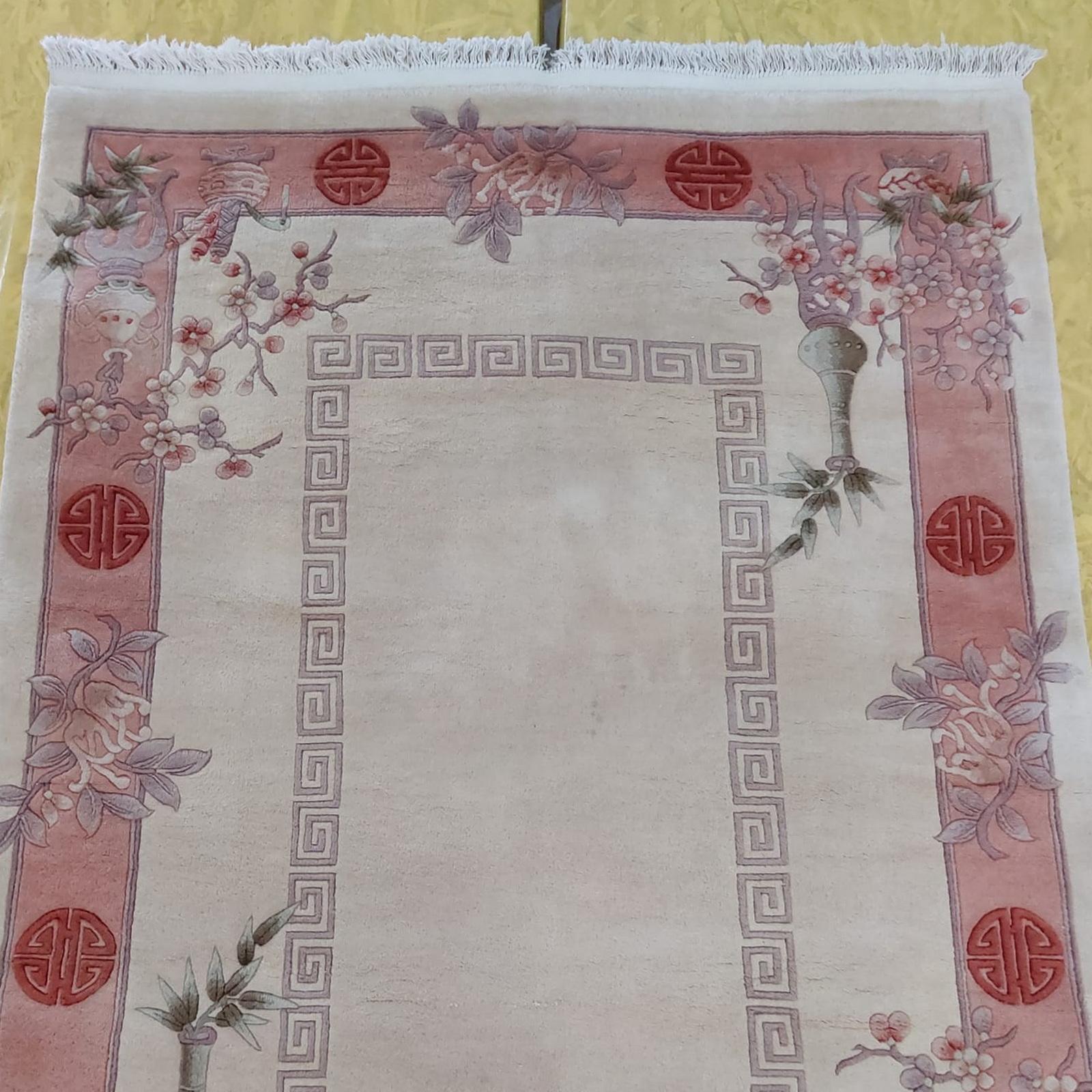 Alfombra china vintage de lana anudada a mano con flores de cerezo y decoración de bambú Chino en venta