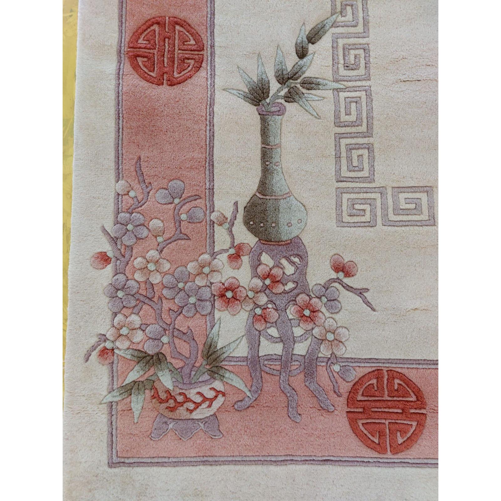 Alfombra china vintage de lana anudada a mano con flores de cerezo y decoración de bambú finales del siglo XX en venta