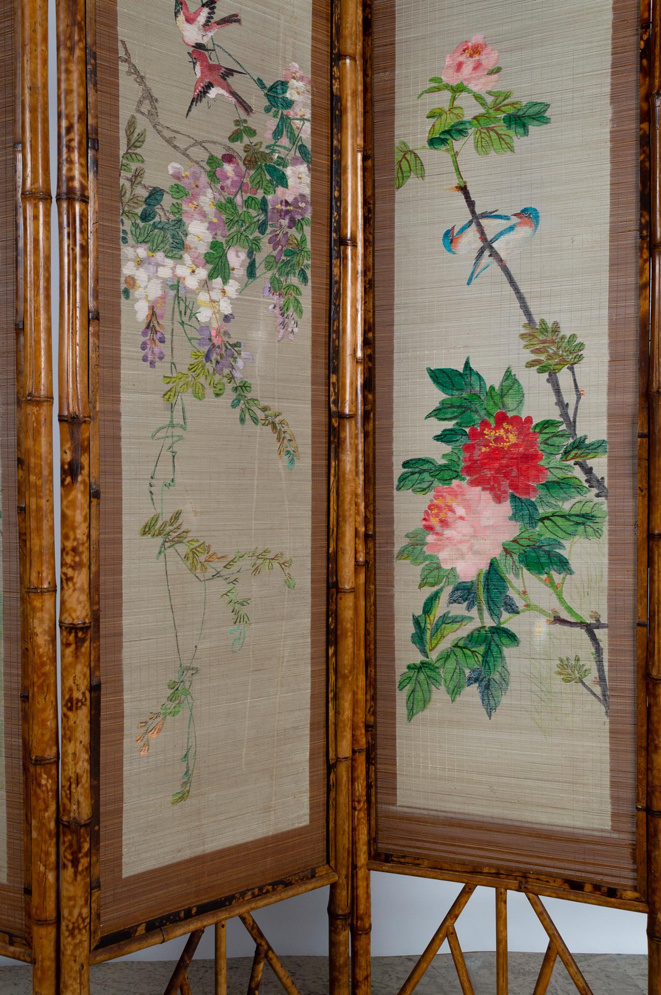 Vintage Chinese hand painted bamboo screen, China, circa 1950.
In very good vintage condition with minor signs of wear (please refer to photos).