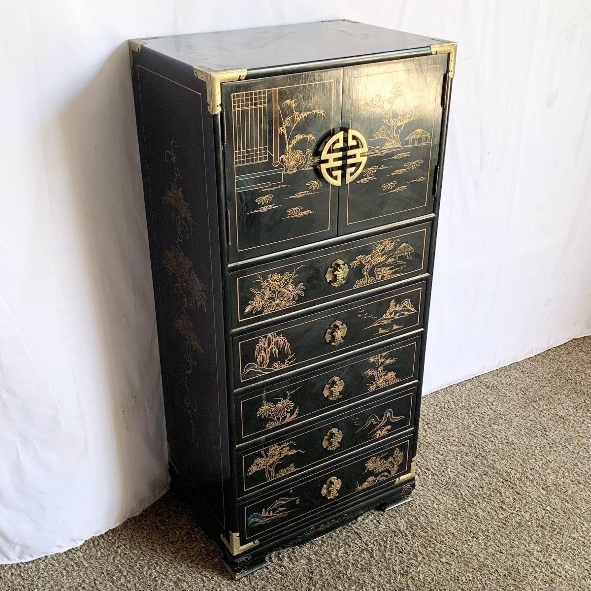 Die Vintage Chinese Black Gold Highboy Chest vereint handbemalte Lackkunst und Messingdetails in einer skulpturalen Highboy-Form - elegant, kulturell und funktional.
 

 Wir verkaufen die Gegenstände so, wie sie erworben wurden, ohne sie zu