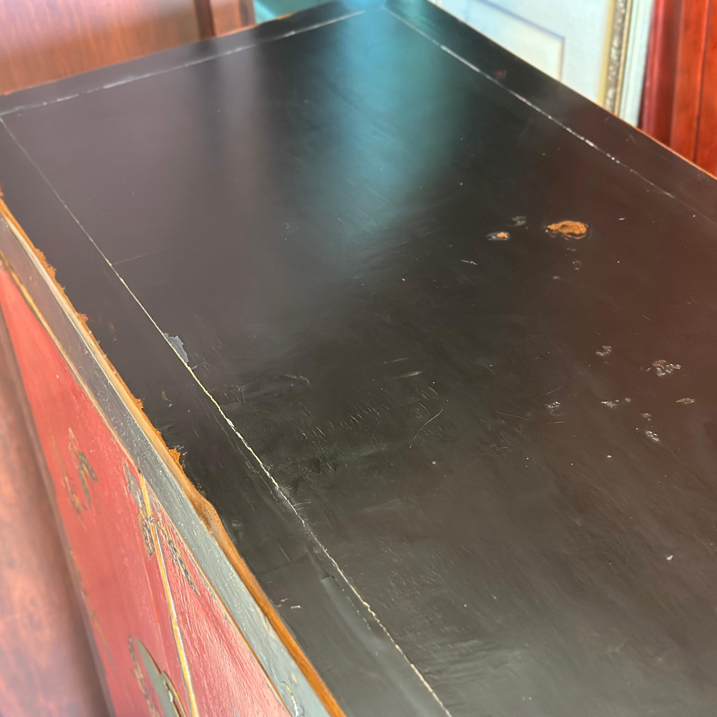 Armario Vintage Chino Pintado a Mano Mariposa Laca Roja y Negra en venta 6