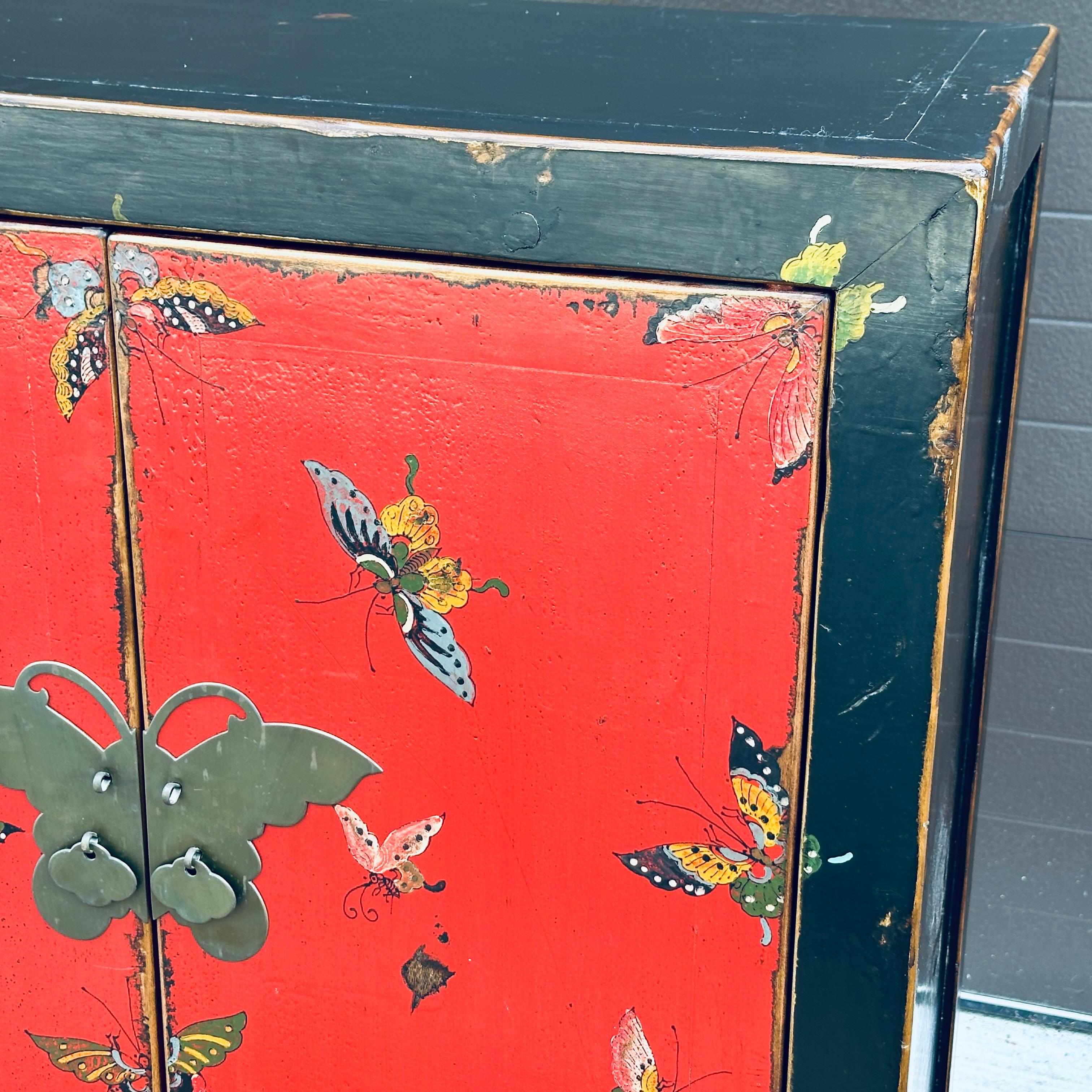 Armario Vintage Chino Pintado a Mano Mariposa Laca Roja y Negra Chinoiserie en venta