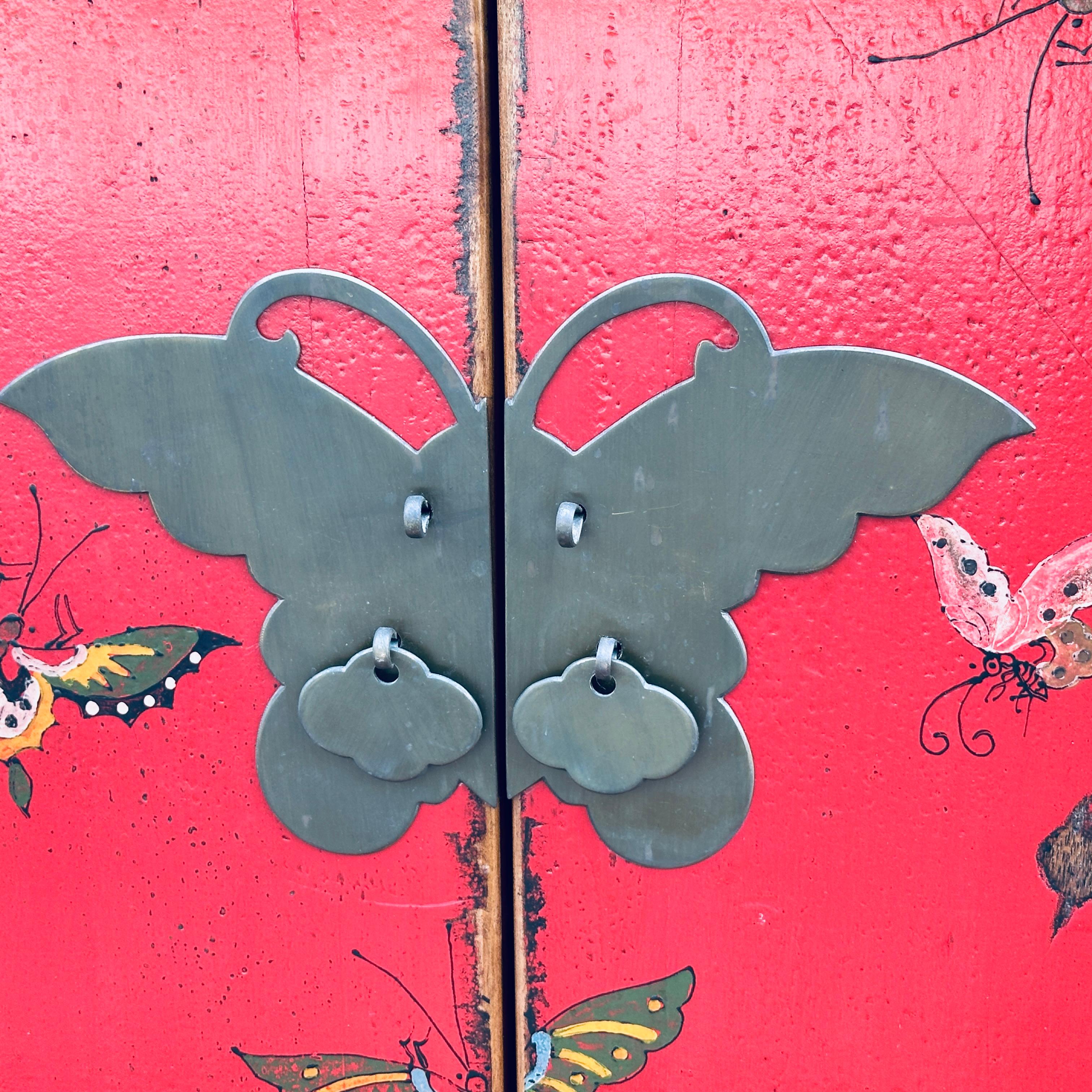 Armario Vintage Chino Pintado a Mano Mariposa Laca Roja y Negra Hecho a mano en venta