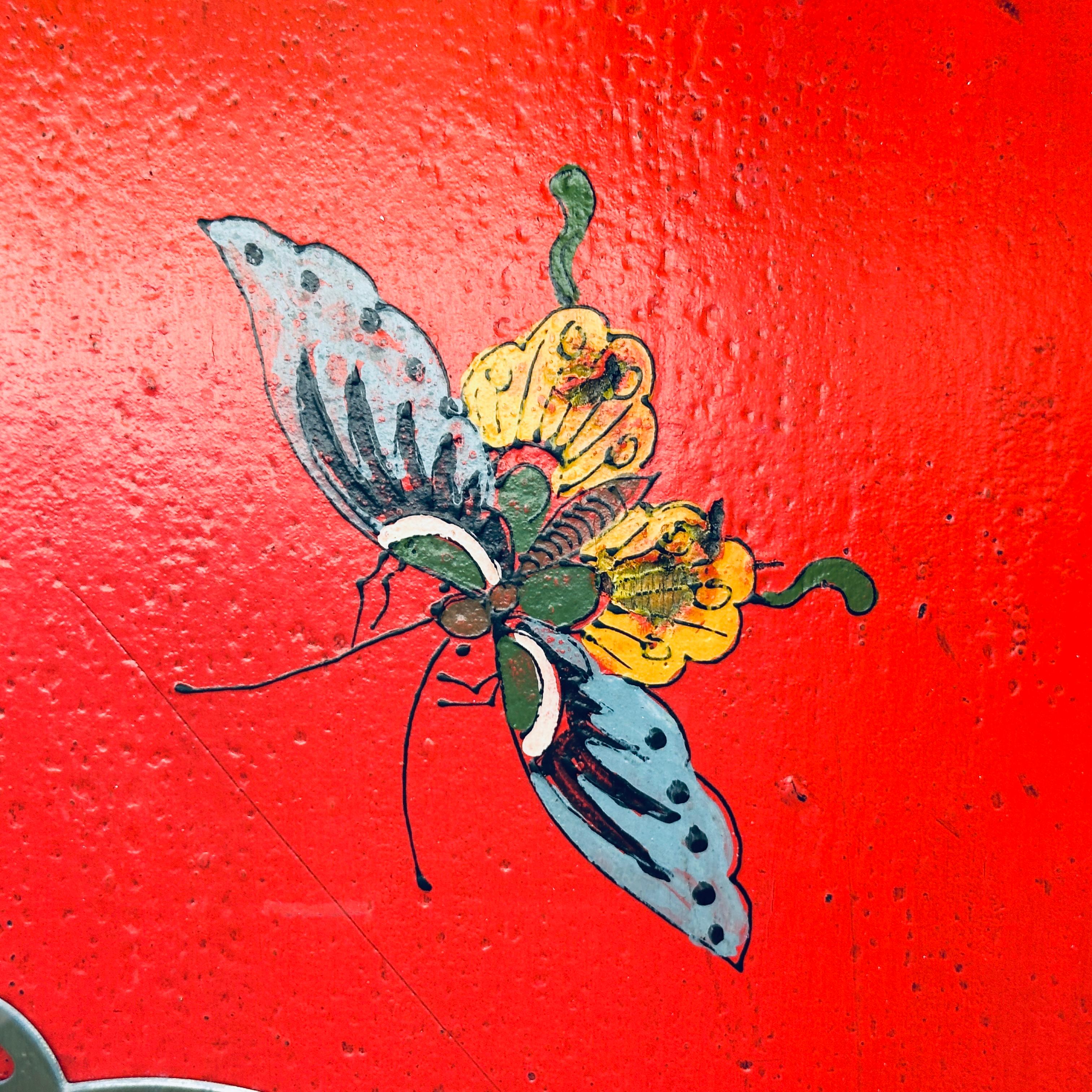 Armario Vintage Chino Pintado a Mano Mariposa Laca Roja y Negra en Bueno estado para la venta en West Chester, PA
