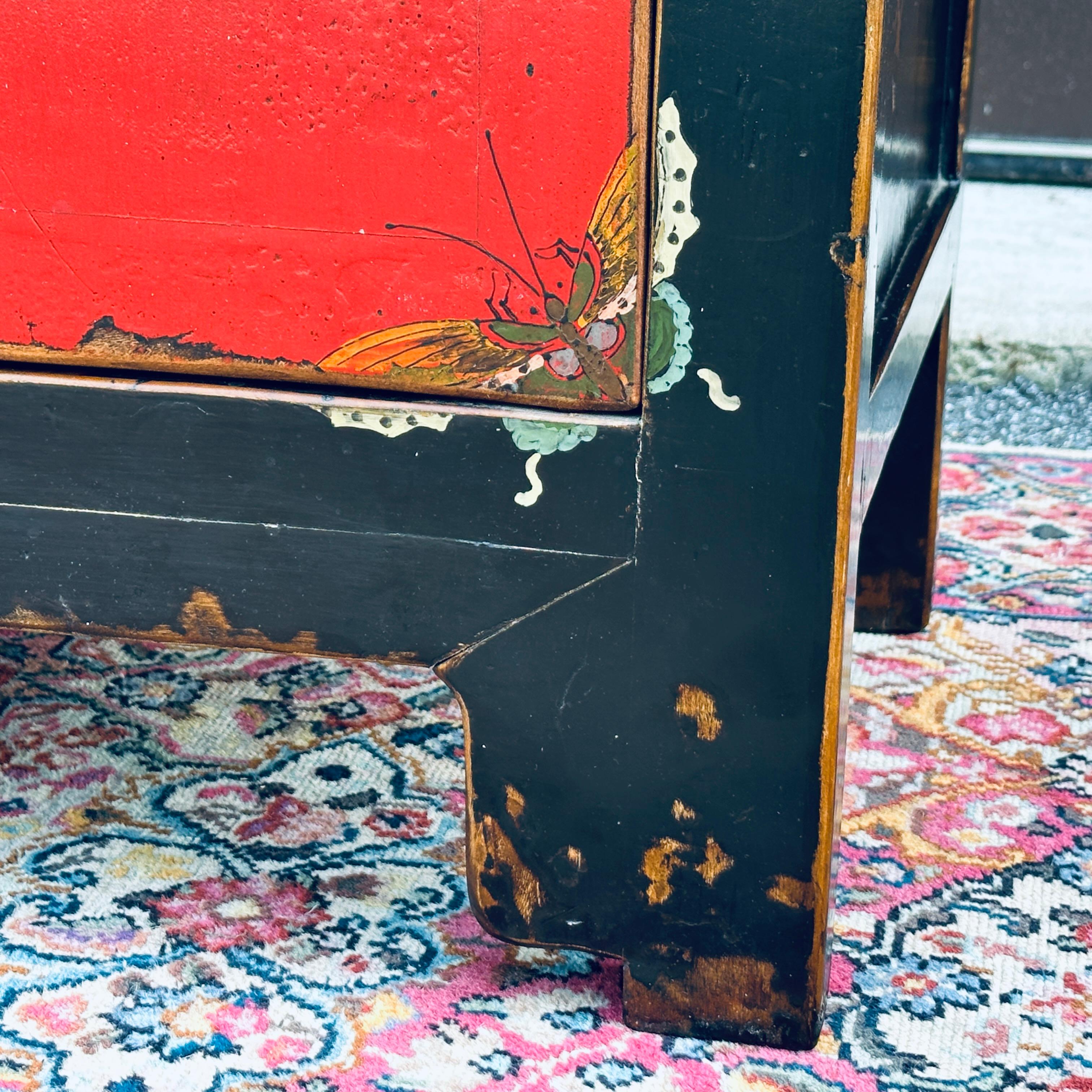 Armario Vintage Chino Pintado a Mano Mariposa Laca Roja y Negra siglo XX en venta