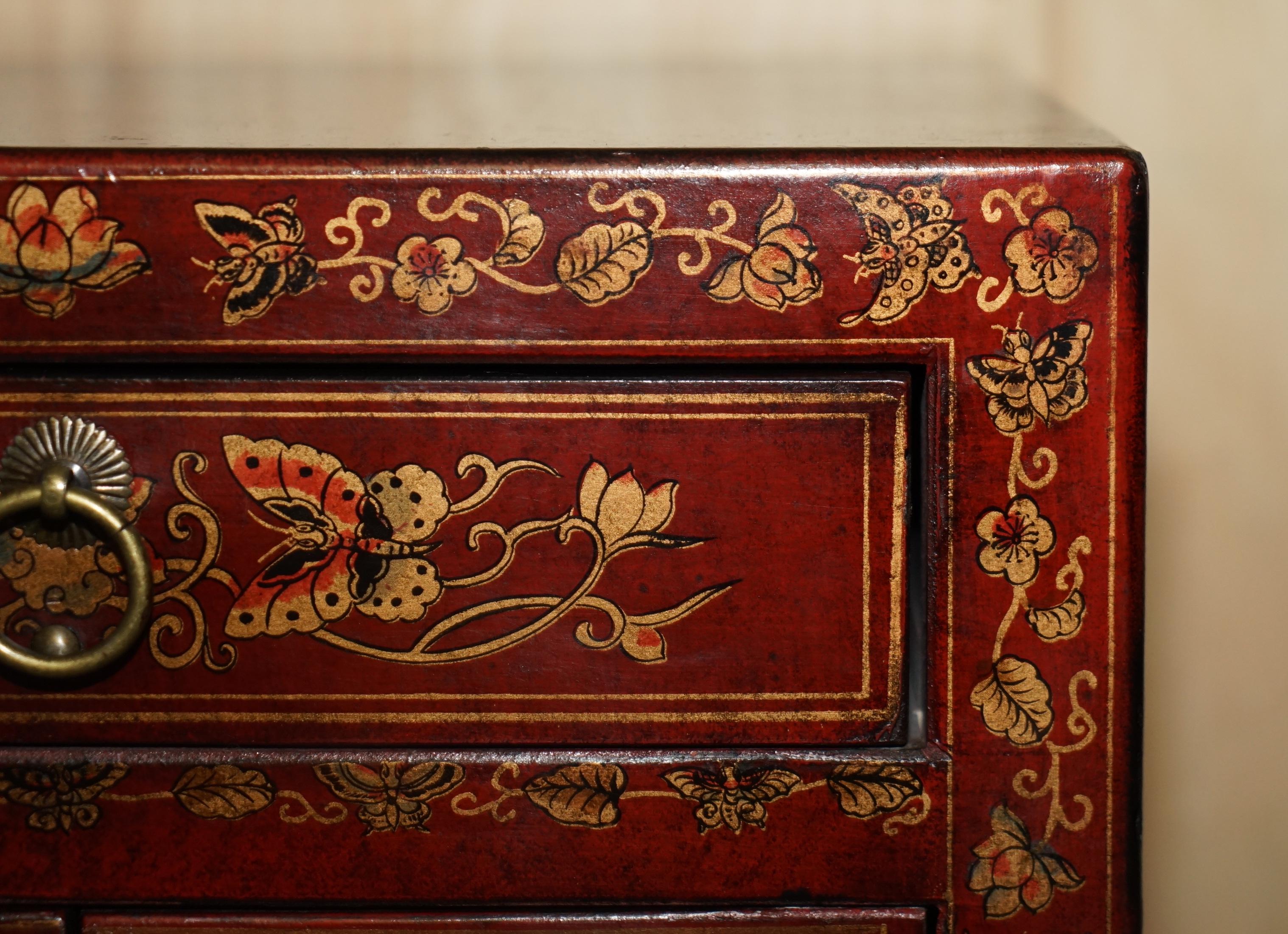 Vintage Chinese Hand Painted Lacquered Side Table Sized Schrank mit Schublade (Holz) im Angebot