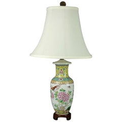 Vieille lampe de table chinoise en porcelaine peinte à la main avec vase de jardin floral