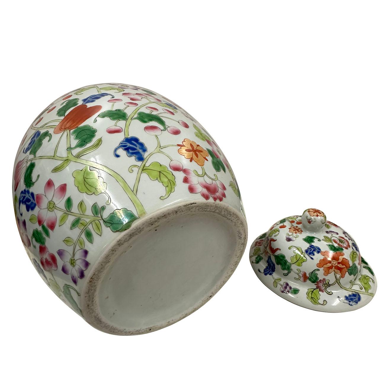 Pot à gingembre floral chinois peint à la main en vente 4