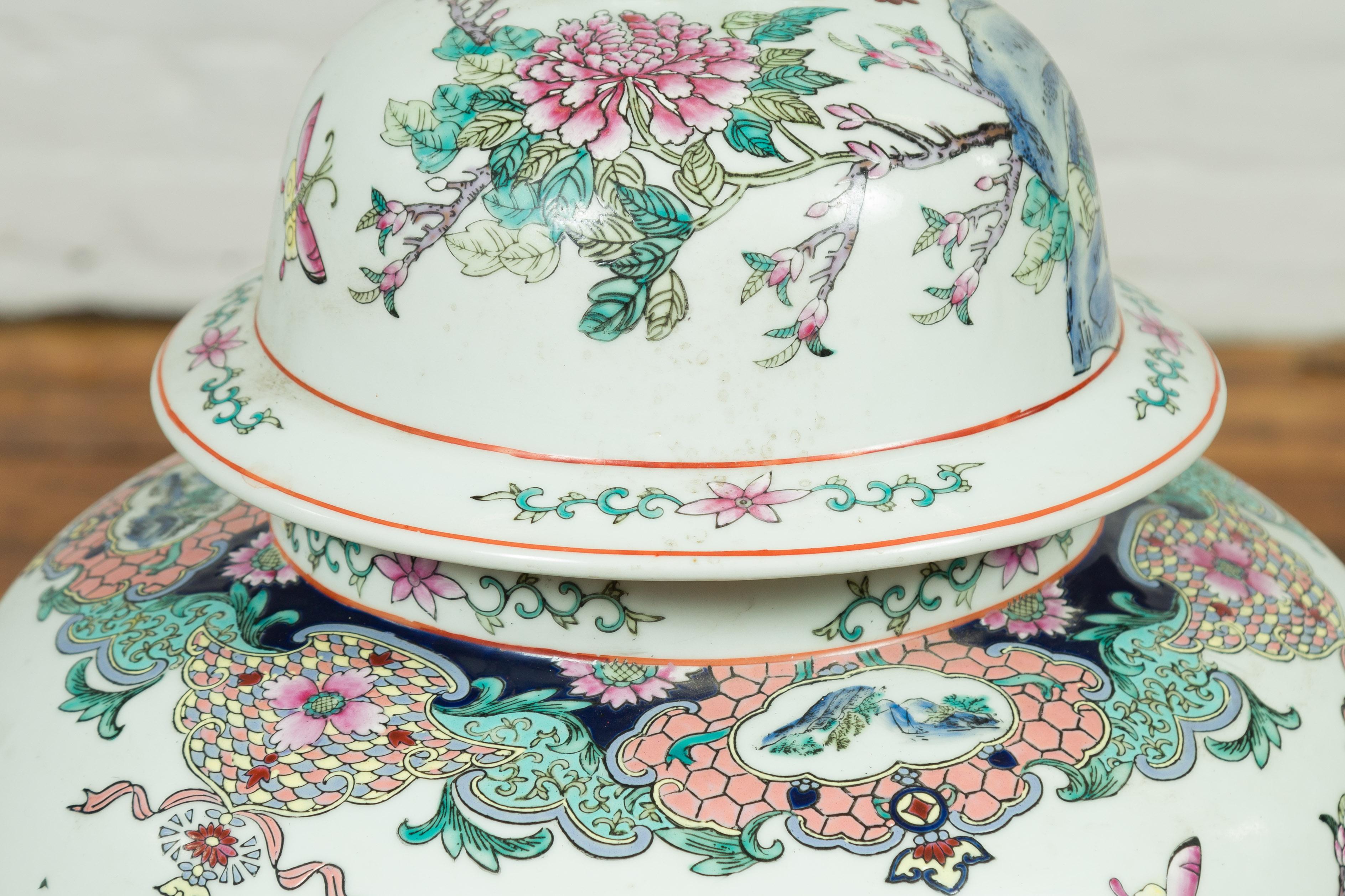 Vintage Chinese Hand Painted Porcelain Palace Jar, circa 1960 mit Phoenix-Motiv im Zustand „Gut“ im Angebot in Yonkers, NY