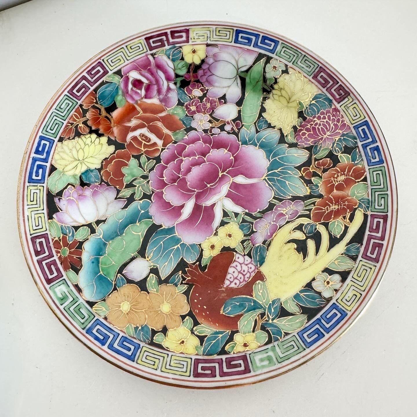 Embrassez l'art des assiettes vintage en porcelaine chinoise peinte à la main, une paire qui apporte à votre collection le riche héritage culturel et l'élégance intemporelle de la porcelaine chinoise traditionnelle. Chaque assiette présente des