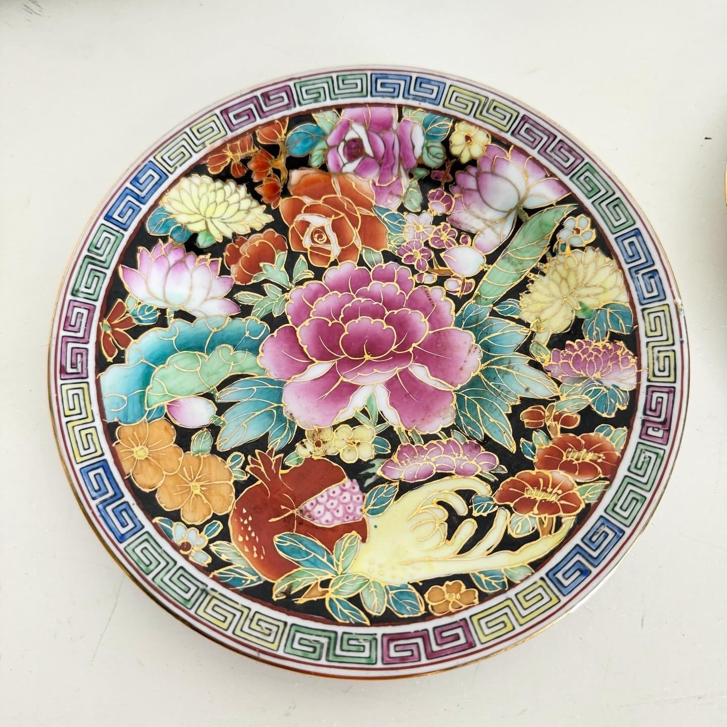 Vintage Chinese Hand Painted Porcelain Plates - a Pair In Good Condition For Sale In Delray Beach, FL