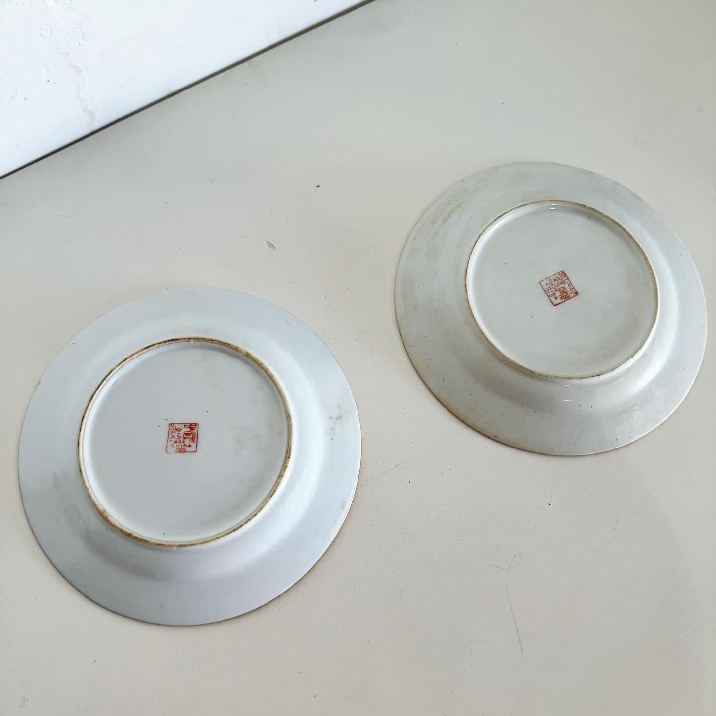 Chinesische handbemalte Vintage-Porzellanteller aus Porzellan – ein Paar (Ende des 20. Jahrhunderts) im Angebot
