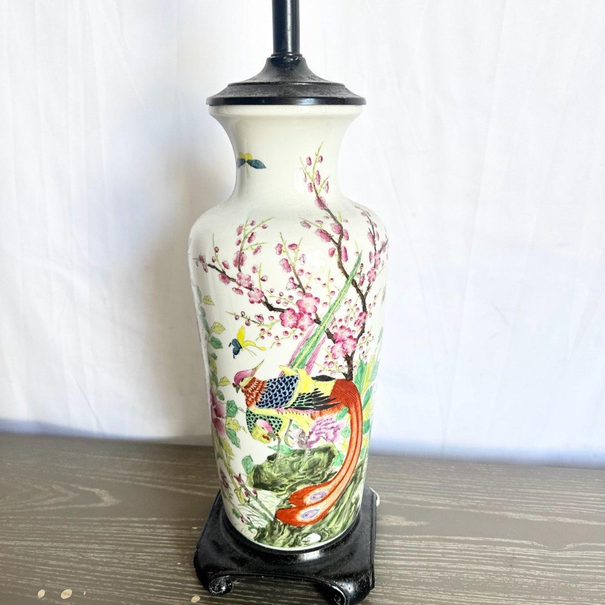 Vintage Chinese Hand Painted Porcelain Table Lamp In Good Condition For Sale In Delray Beach, FL