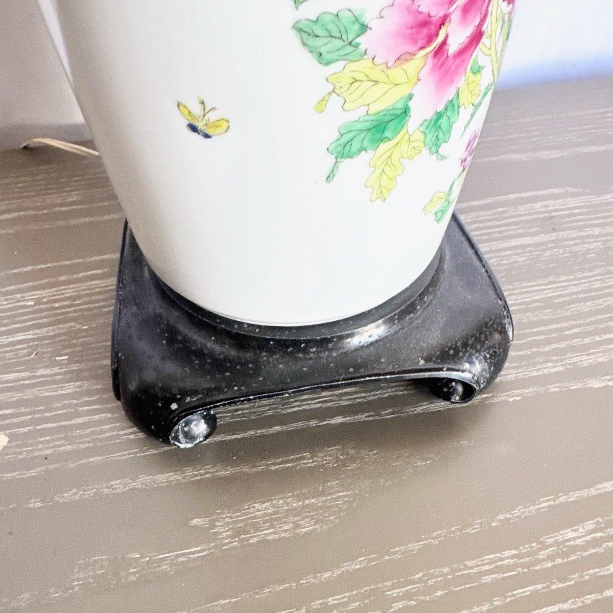 Late 20th Century Vintage Chinese Hand Painted Porcelain Table Lamp For Sale