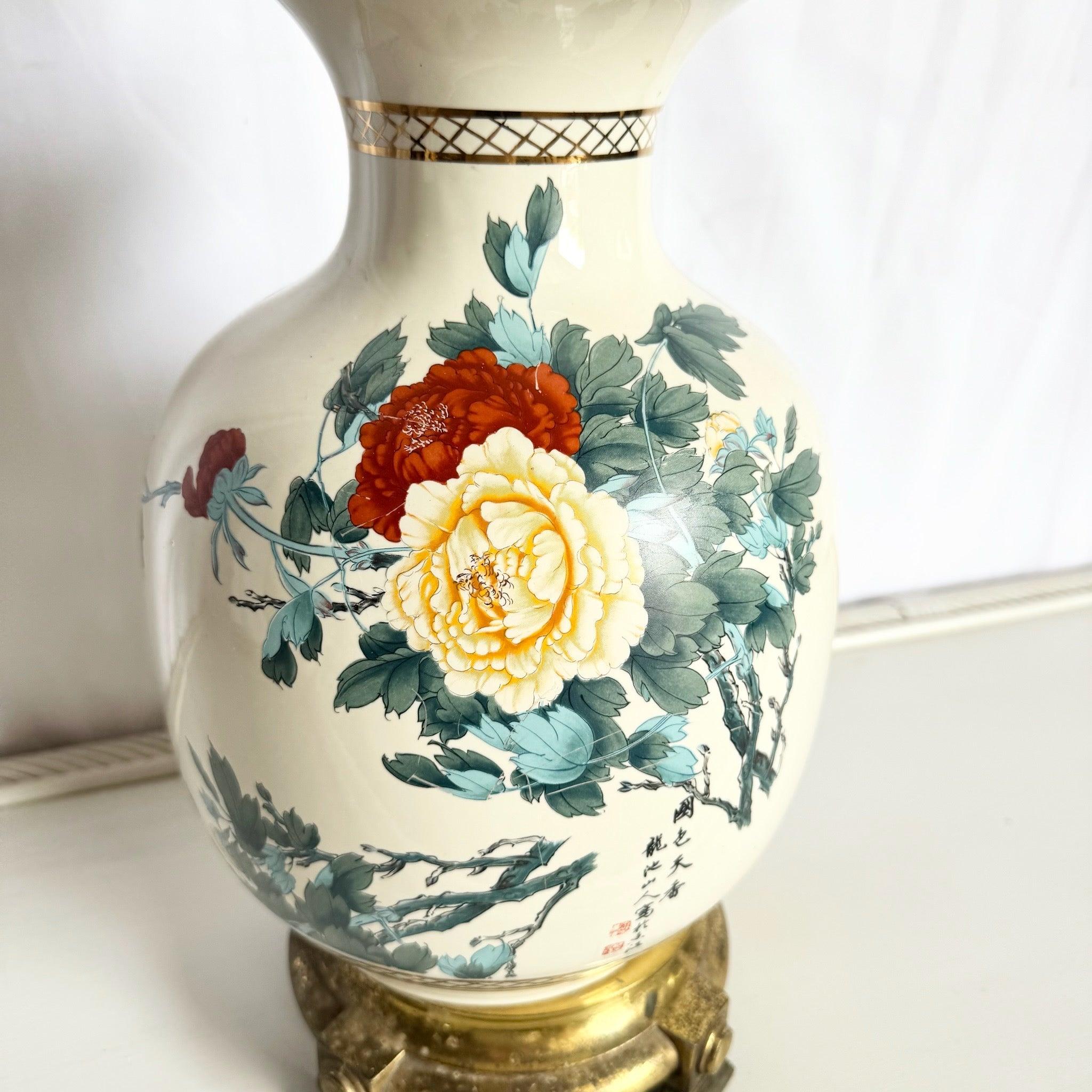 Vintage Chinese Hand Painted Porcelain Table Lamp on Brass Base For Sale 1