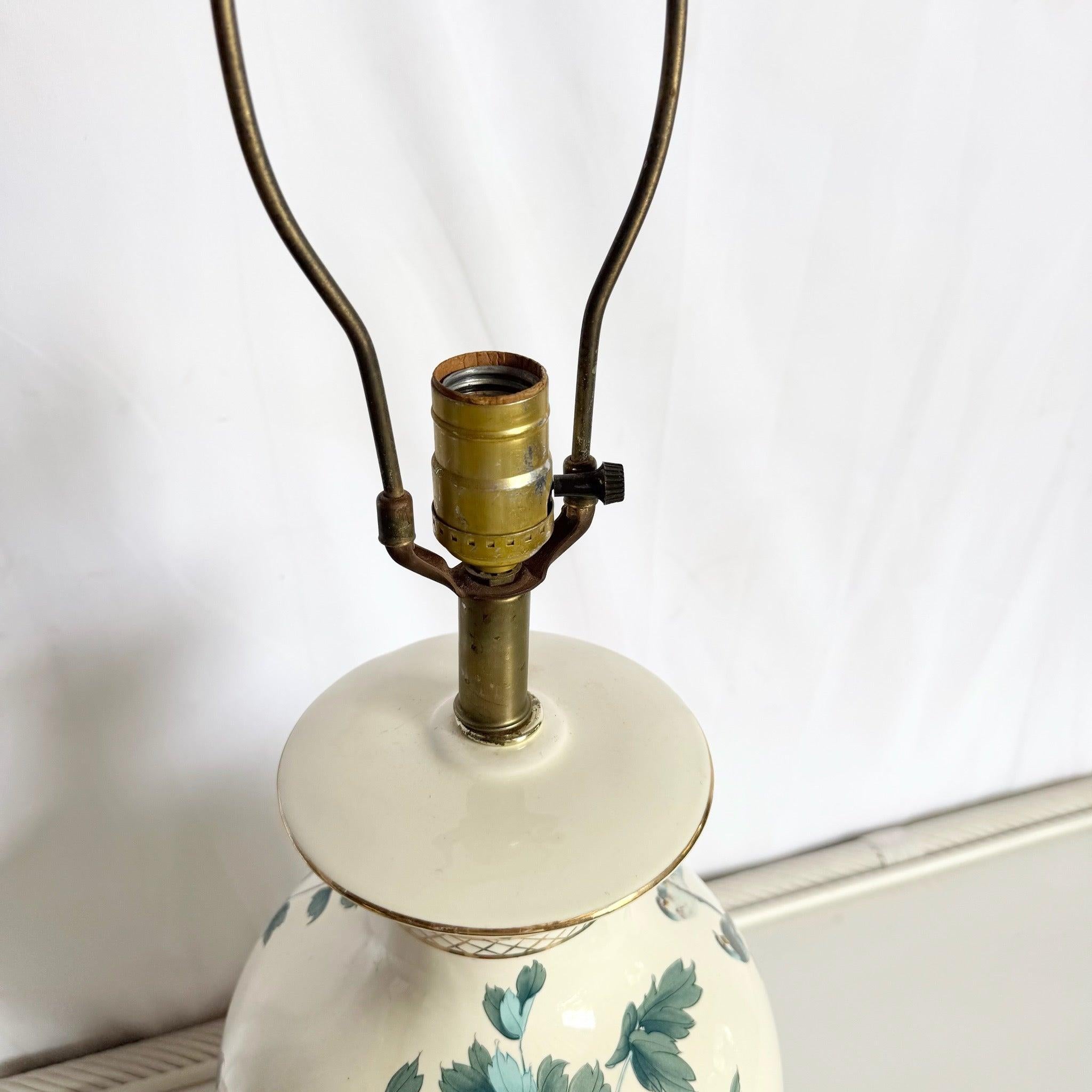 Vintage Chinese Hand Painted Porcelain Table Lamp on Brass Base For Sale 3