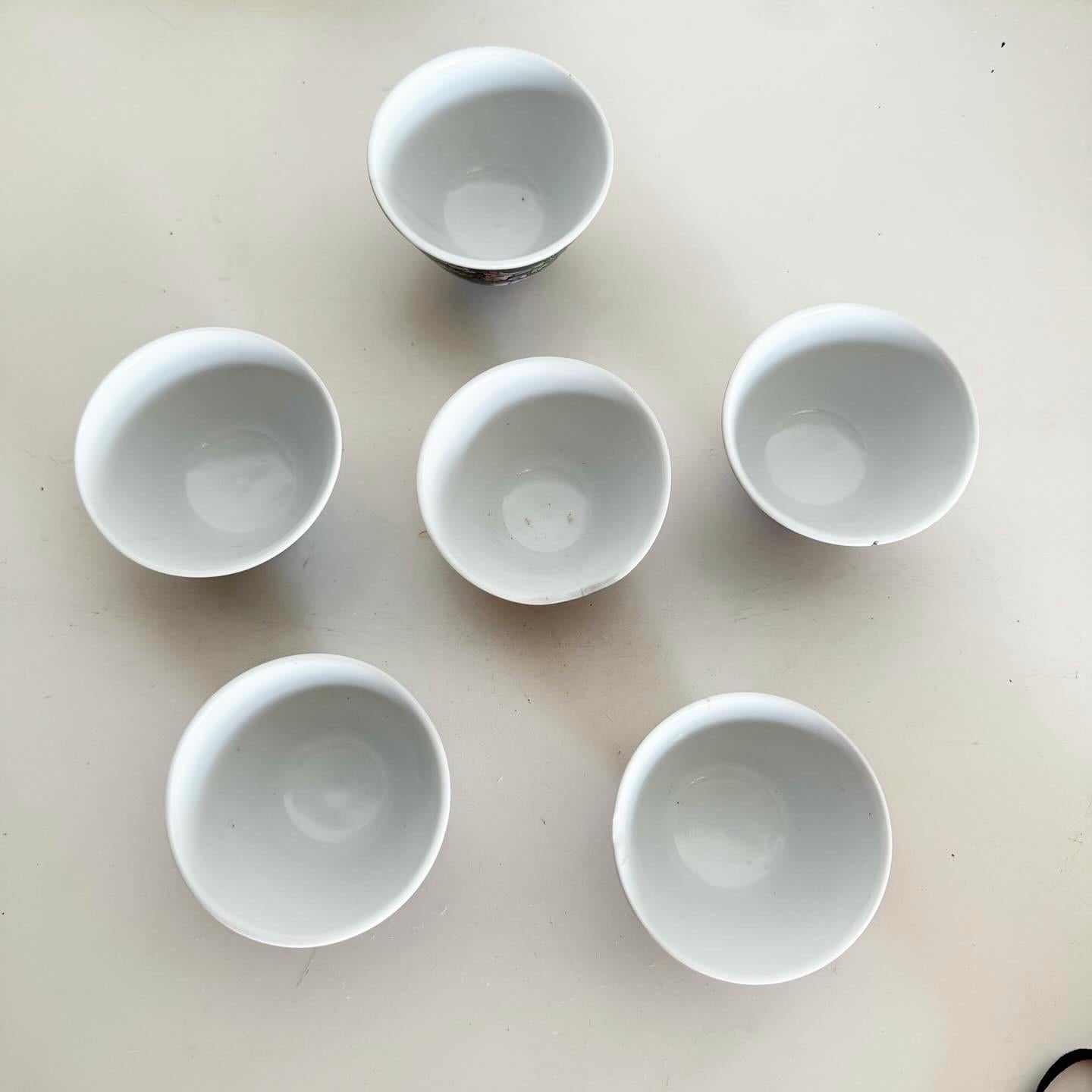 Genießen Sie die Kunstfertigkeit der Vintage Chinese Hand Painted Porcelain Tea Cups, ein Sechser-Set, das die traditionelle Teekultur feiert. Jede Tasse zeigt die exquisite Handwerkskunst des chinesischen Porzellans mit komplizierten Designs und