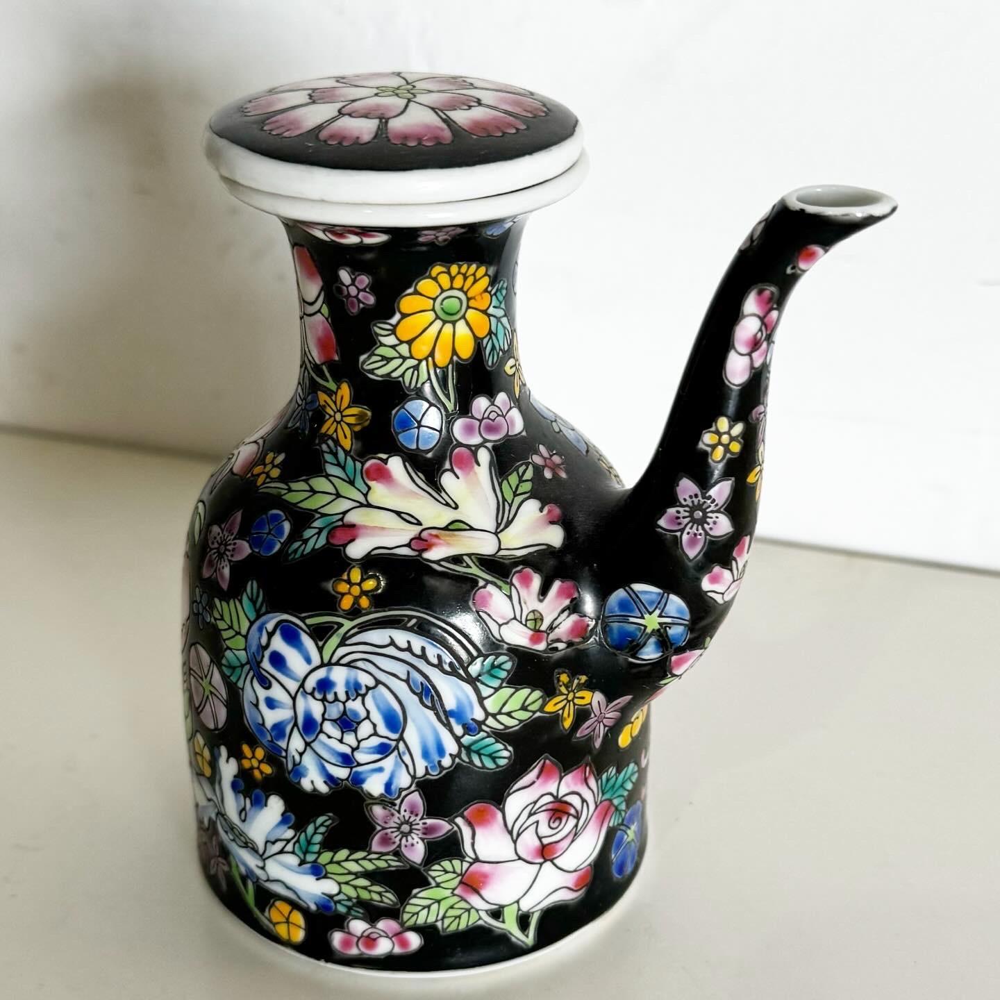 Entdecken Sie die Schönheit traditioneller Handwerkskunst mit dieser handbemalten chinesischen Teekanne/kleinen Kanne aus Porzellan. Mit ihren filigranen Mustern verkörpert sie die Eleganz der chinesischen Porzellankunst. Sie ist ideal für