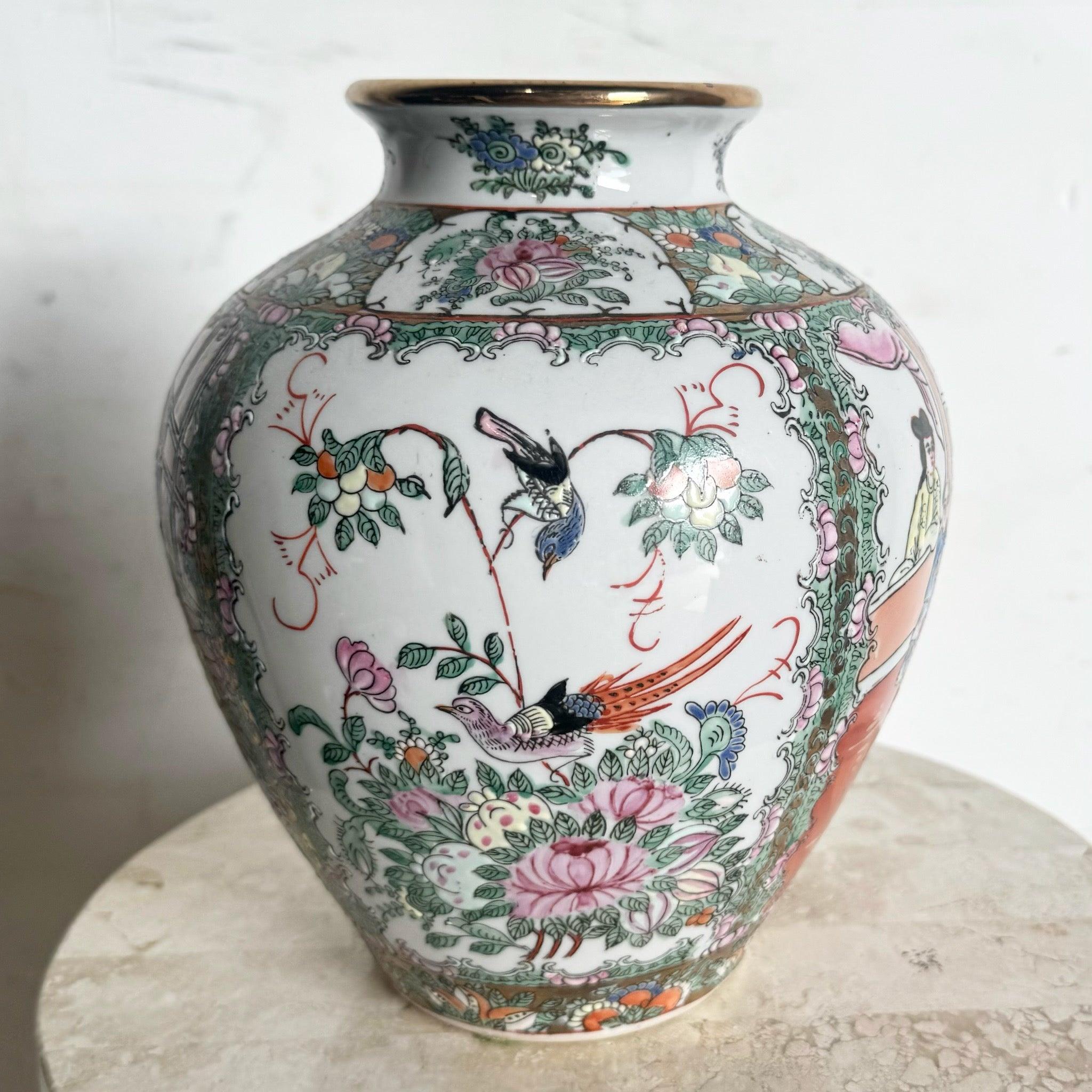 Vaso cinese d'epoca in porcellana dipinta a mano con intricati motivi floreali e arte tradizionale, perfetto per un arredamento elegante.
 
 Vendiamo gli articoli così come sono stati acquistati, senza alcun restauro o riparazione. I pezzi vintage